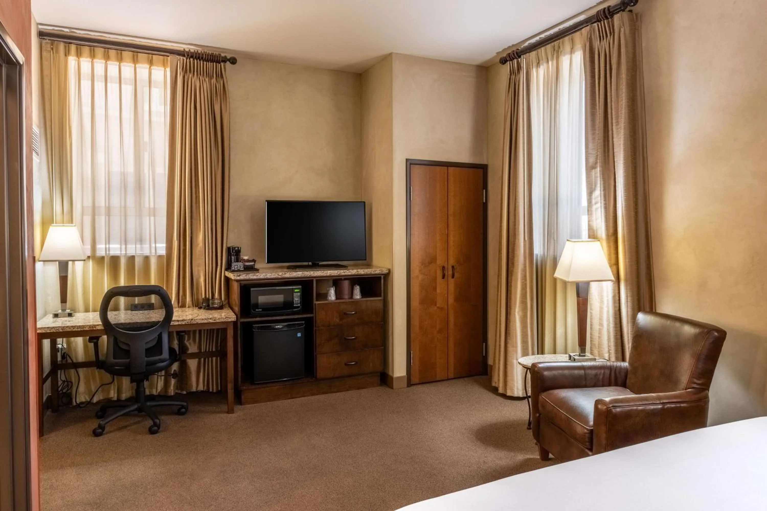 Bedroom, Bed in Drury Plaza Hotel in Santa Fe