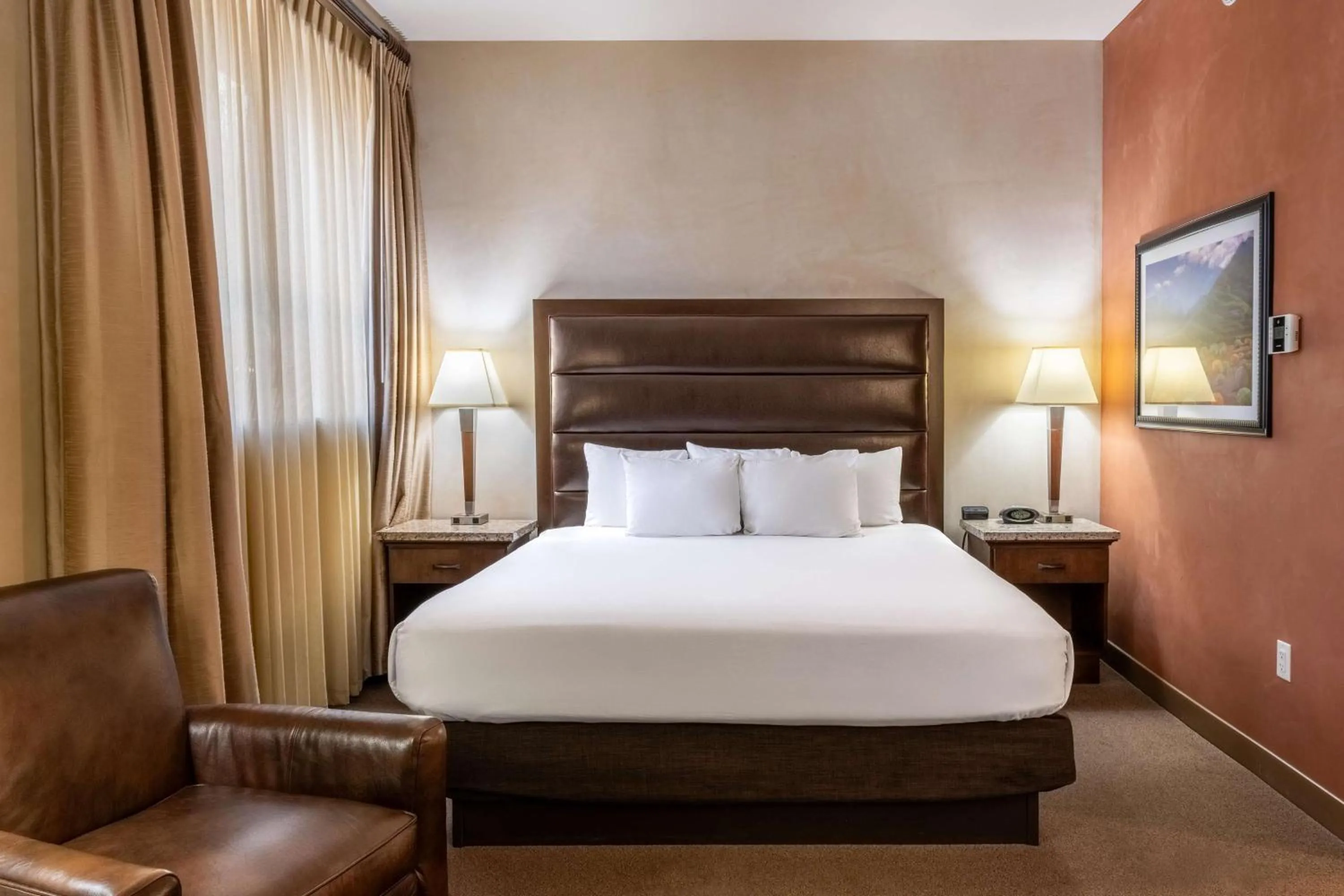 Bedroom, Bed in Drury Plaza Hotel in Santa Fe