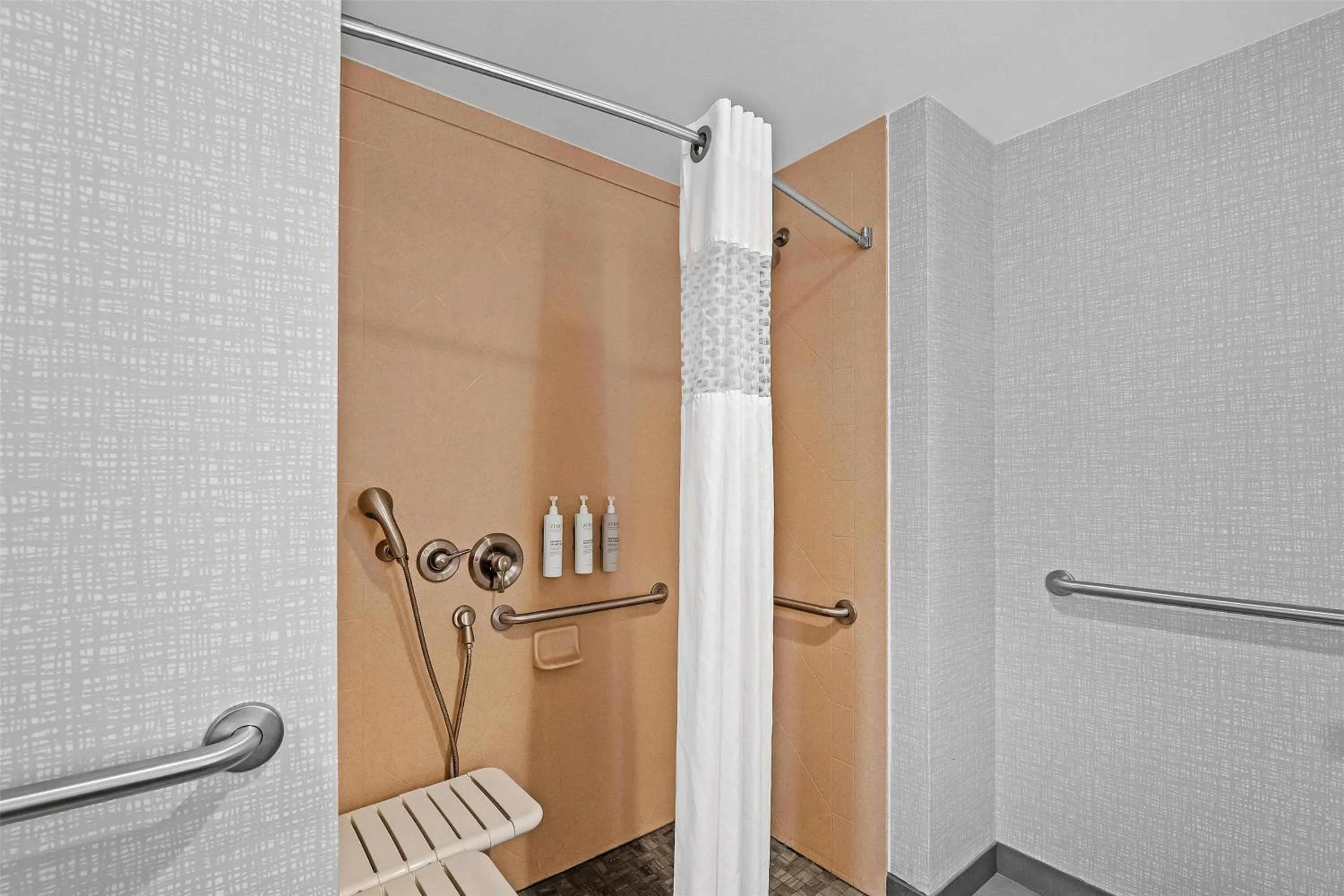 Bathroom in Hampton Inn Omaha/West Dodge Road, Old Mill