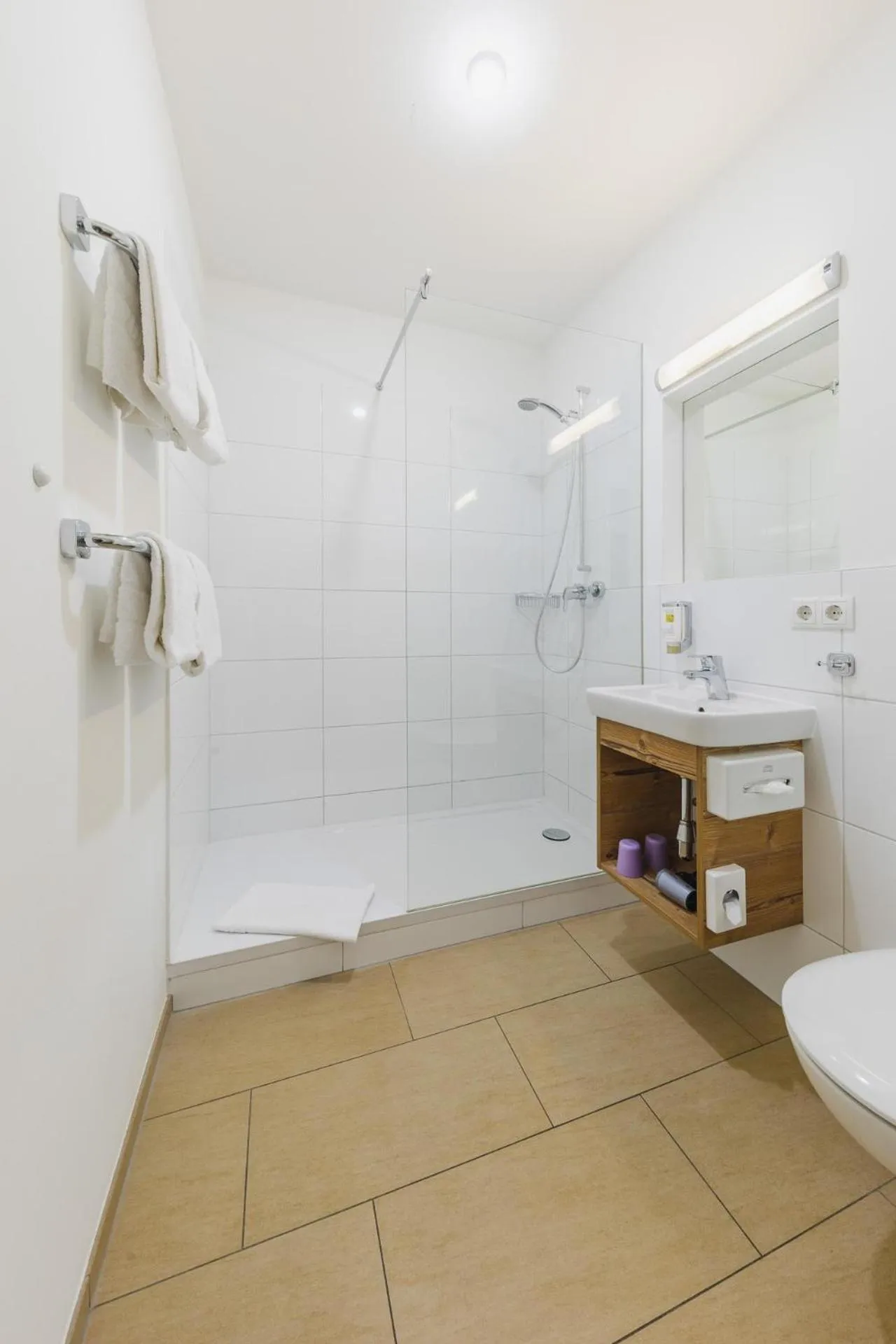 Bathroom in Motel Engel - self checkin