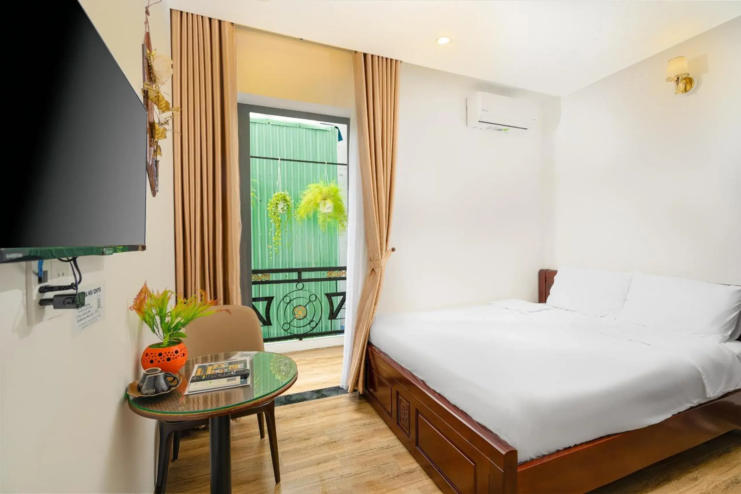 Single Room with Balcony - single occupancy in Nguyên Hương Hotel Single Room with Balcony - single occupancy in Nguyên Hương Hotel