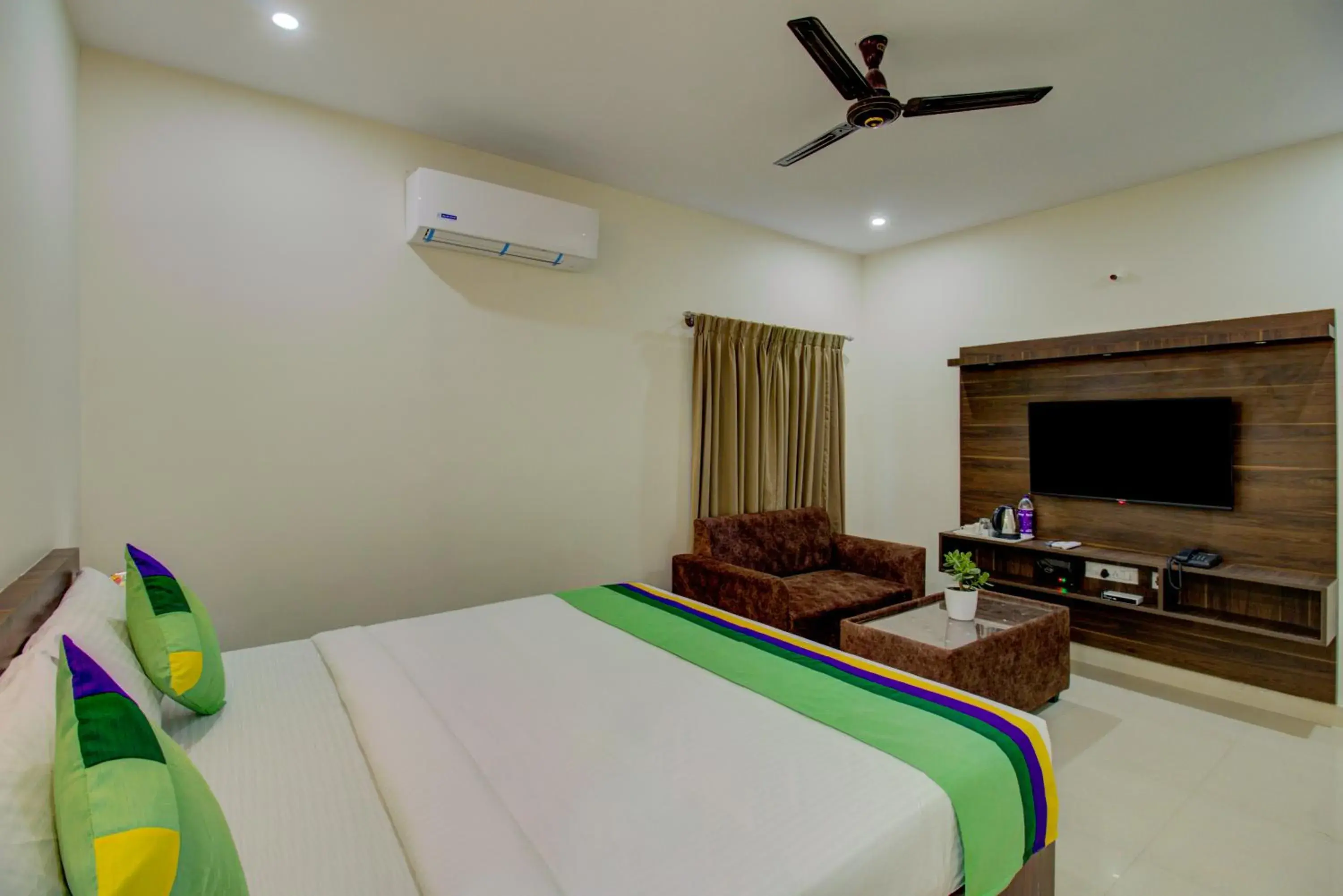 Deluxe Double Room - single occupancy in Treebo Fortune Stay Inn Deluxe Double Room - single occupancy in Treebo Fortune Stay Inn