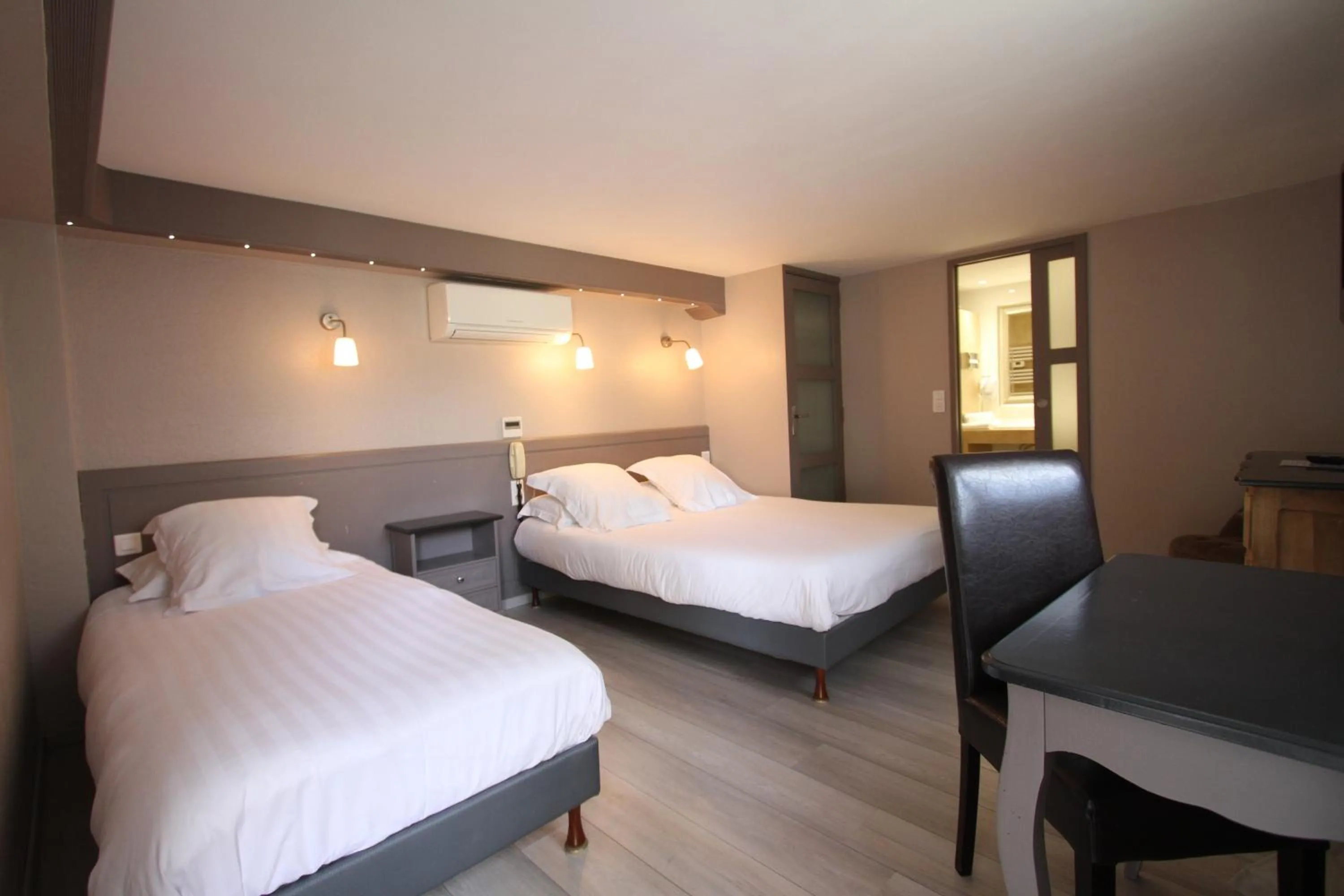 Bedroom, Bed in Hotel Van Gogh