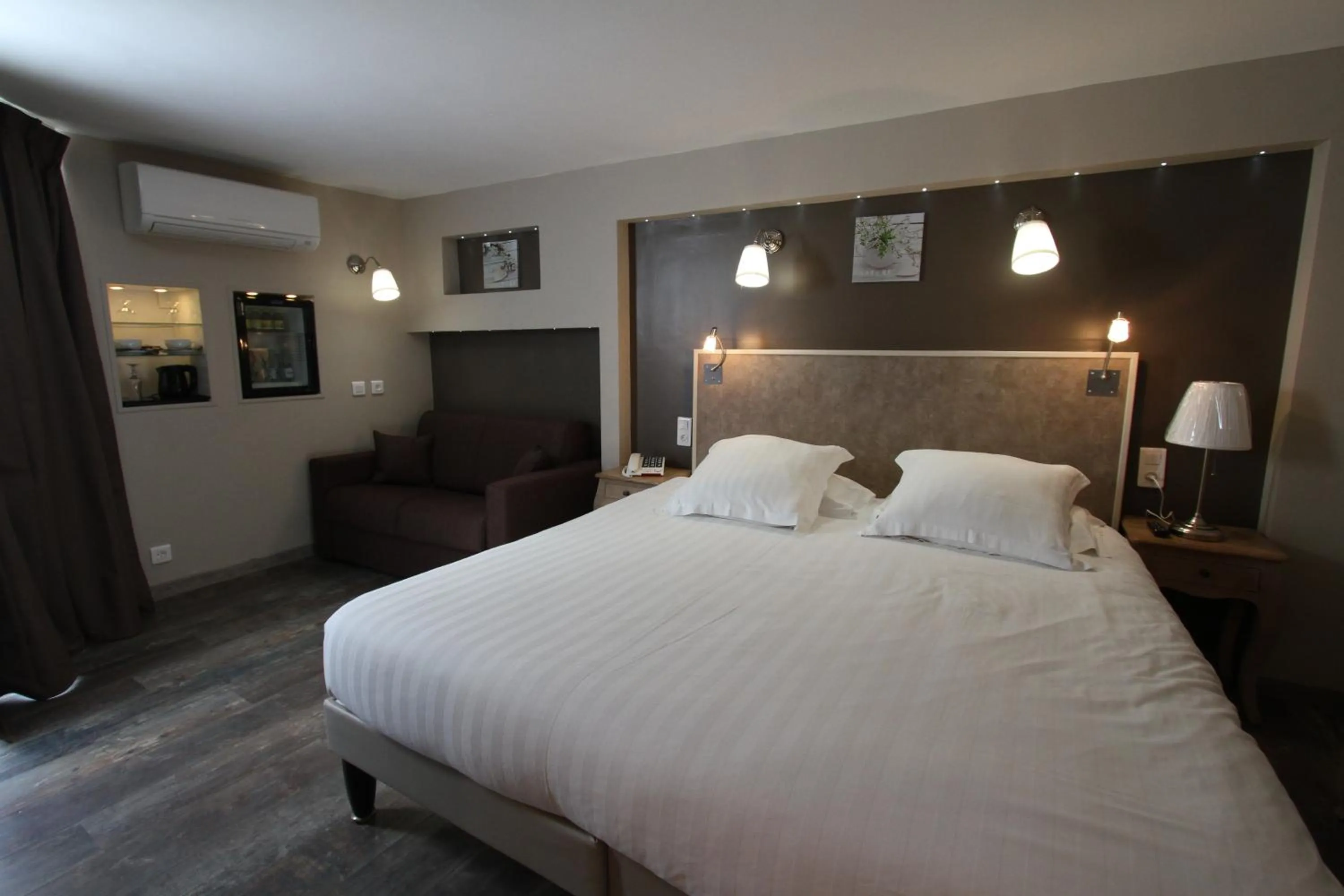 Photo of the whole room, Bed in Hotel Van Gogh