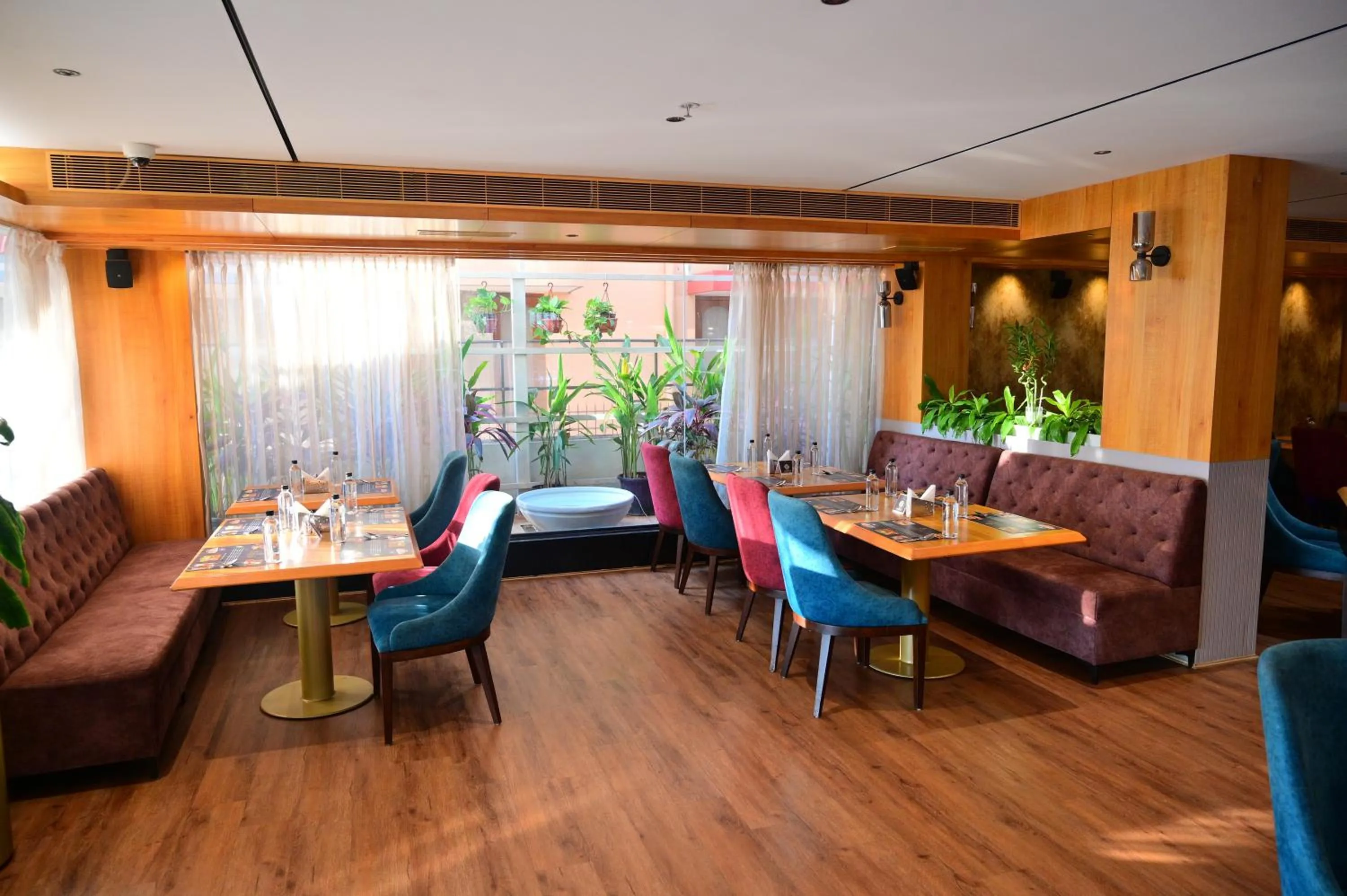 Restaurant/places to eat in Hotel Golden Riviera