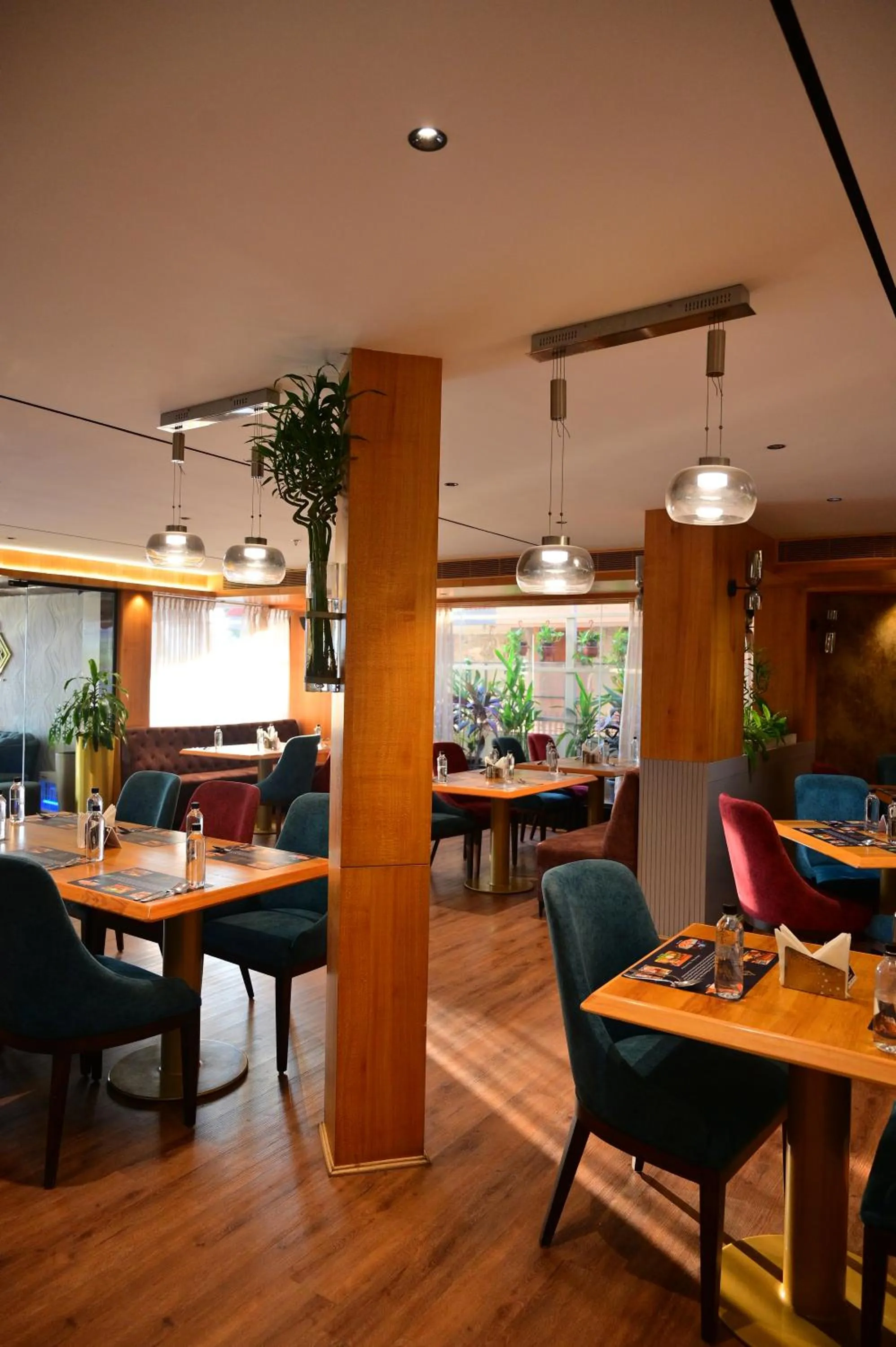 Restaurant/places to eat in Hotel Golden Riviera