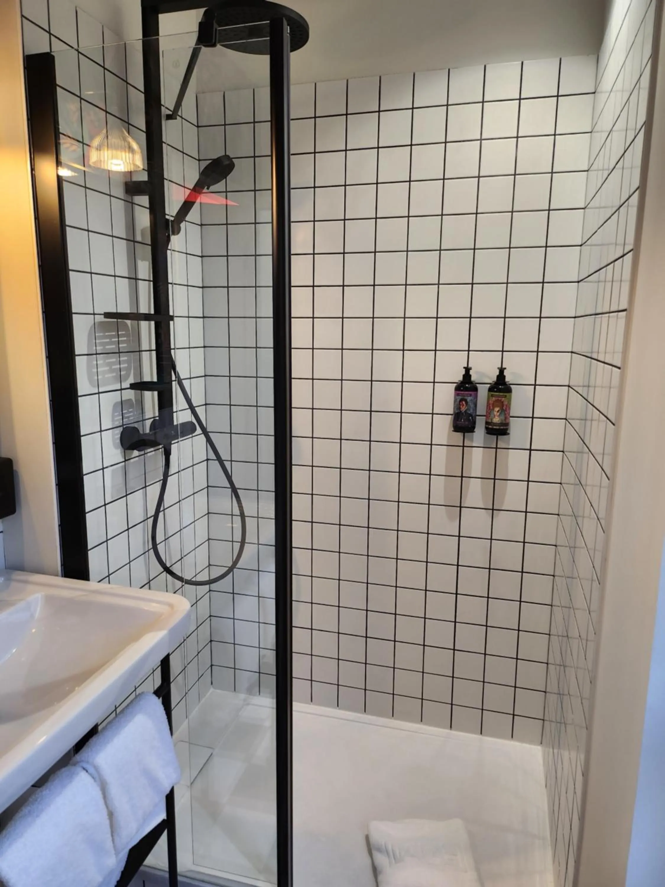 Shower in LABE Hôtel Tours Centre Gare