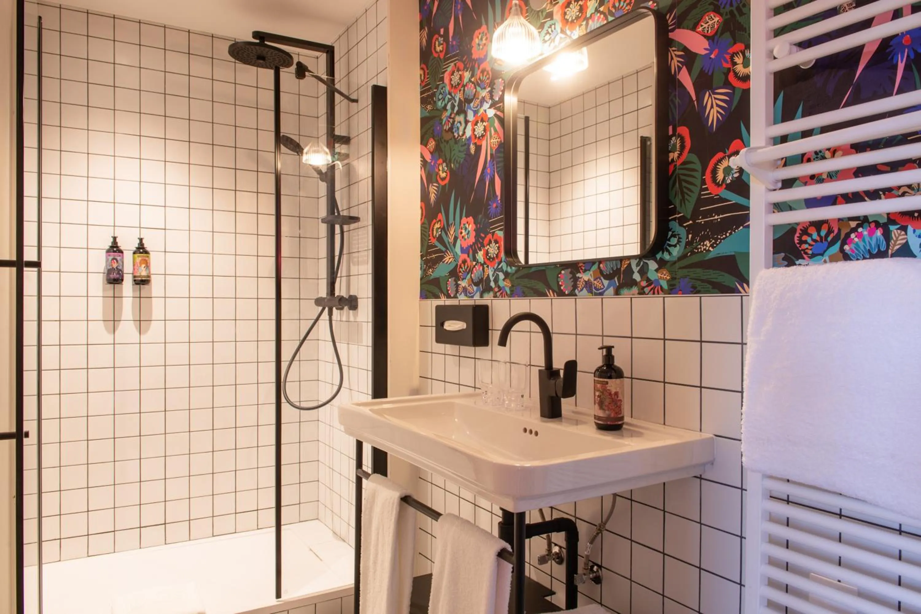 Shower in LABE Hôtel Tours Centre Gare