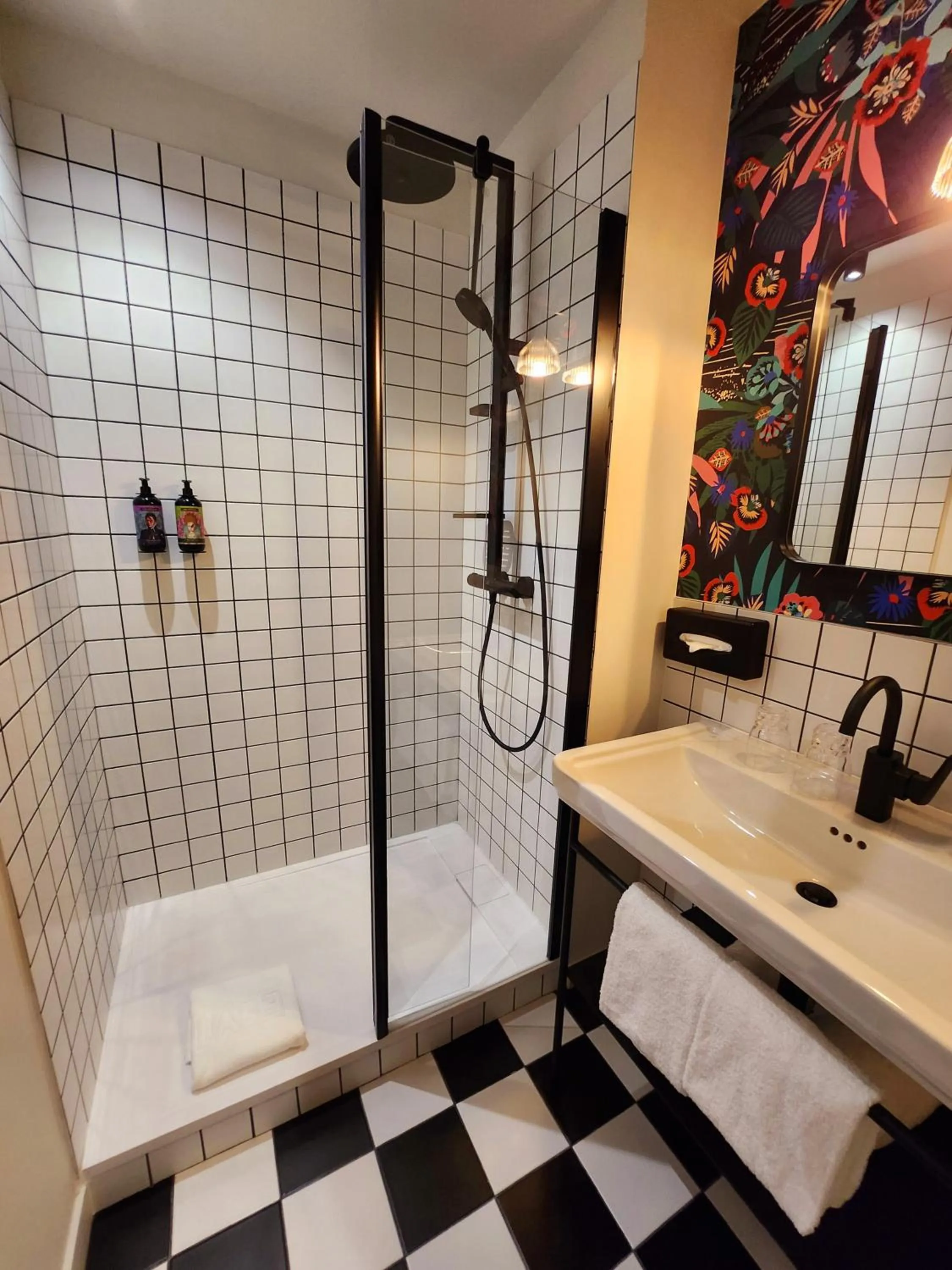 Shower in LABE Hôtel Tours Centre Gare