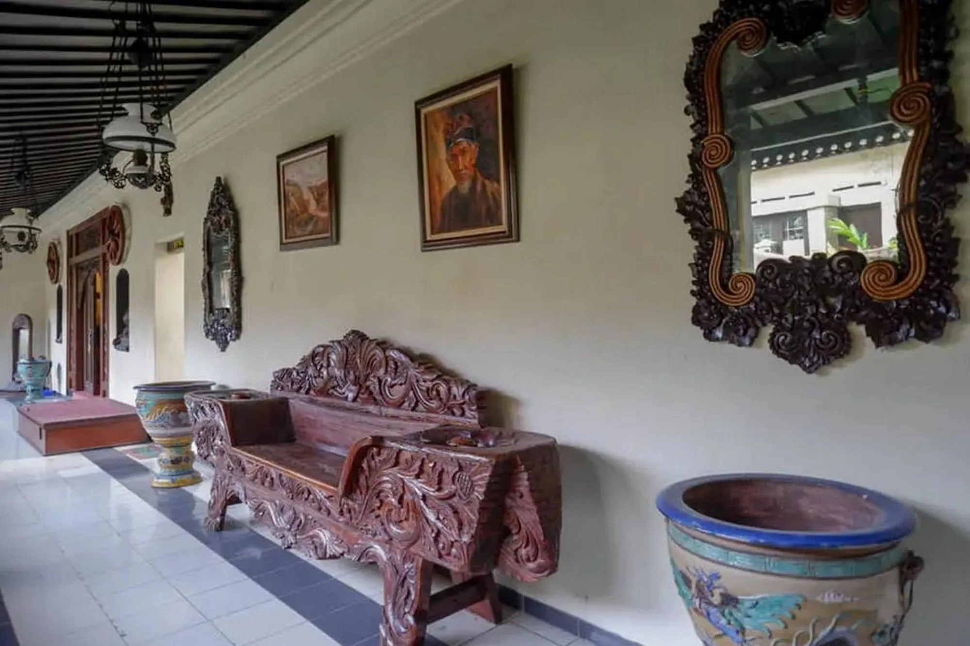 Seating area in Cakra Homestay Solo Mitra RedDoorz