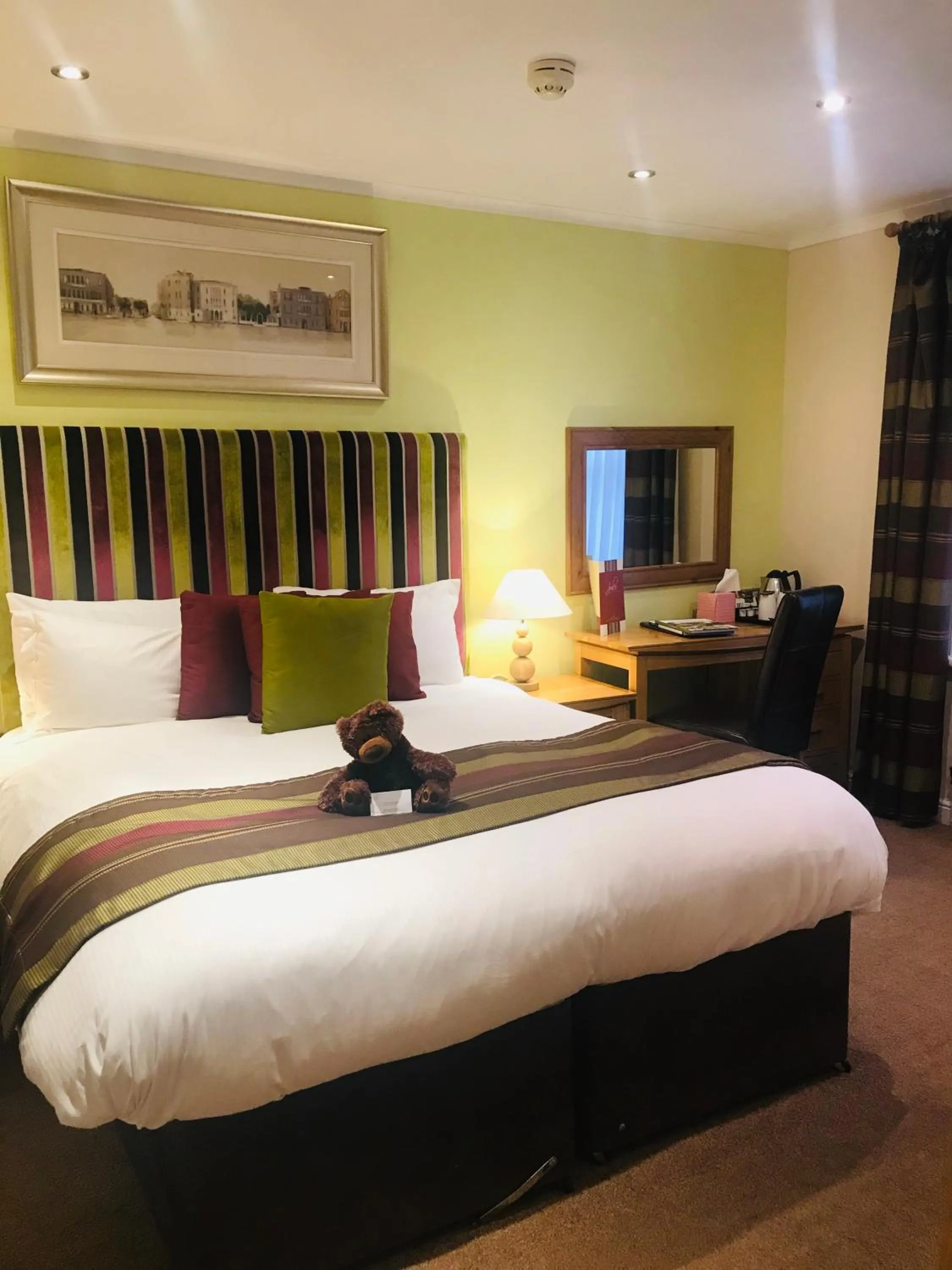 Photo of the whole room, Bed in Clarence Court Hotel