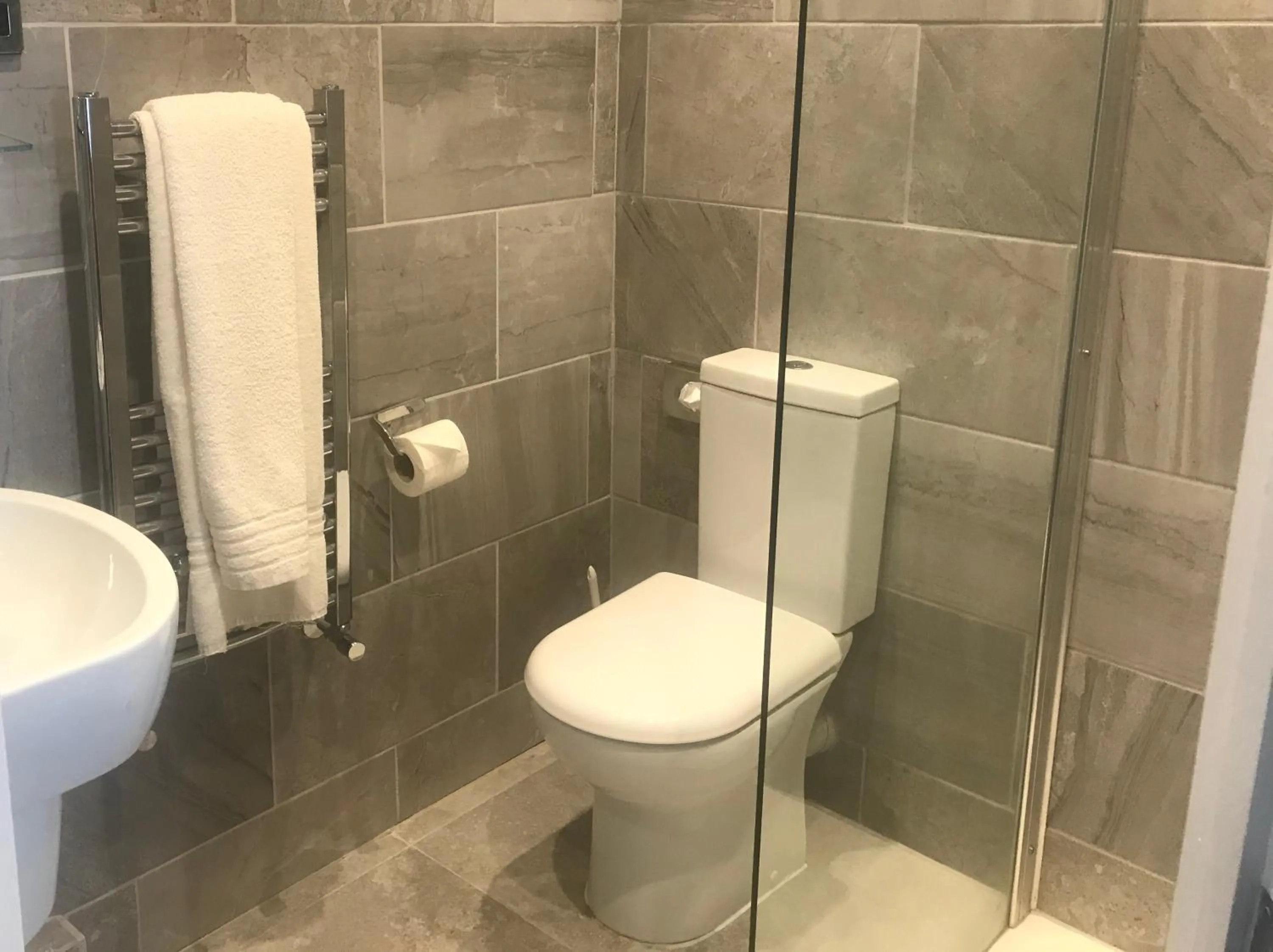 Bathroom in Clarence Court Hotel