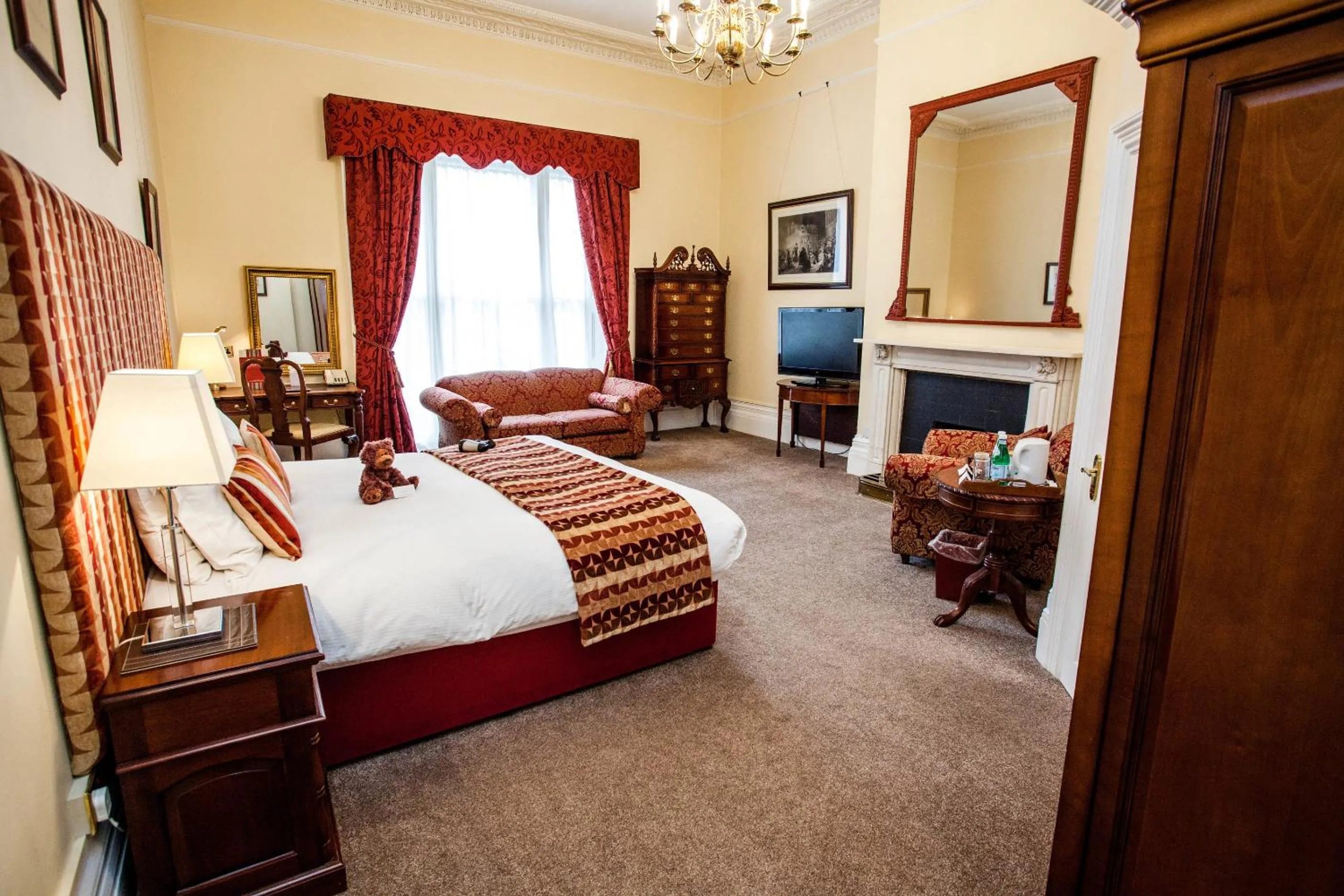 Bedroom, Bed in Clarence Court Hotel
