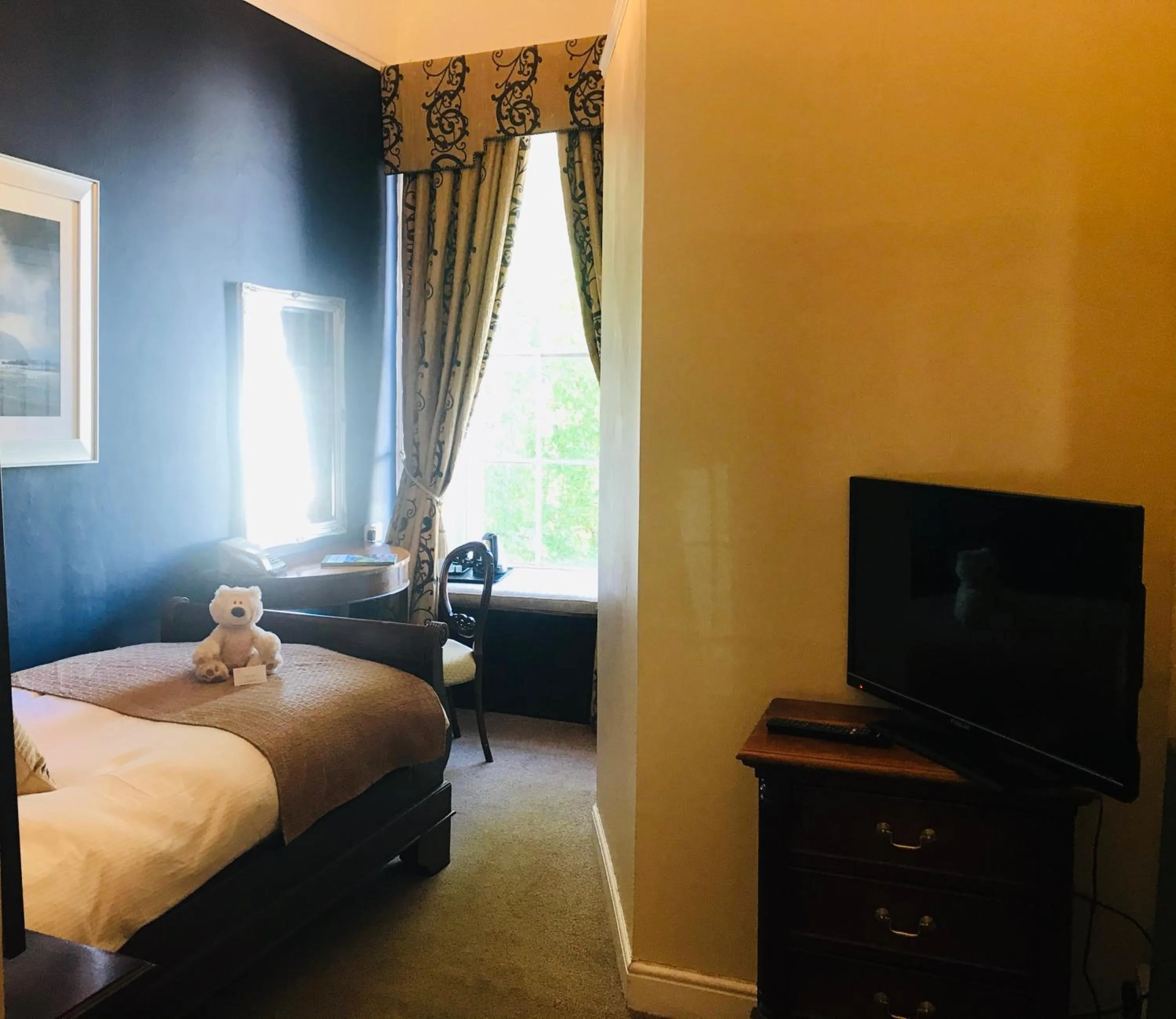 Bedroom, Bed in Clarence Court Hotel