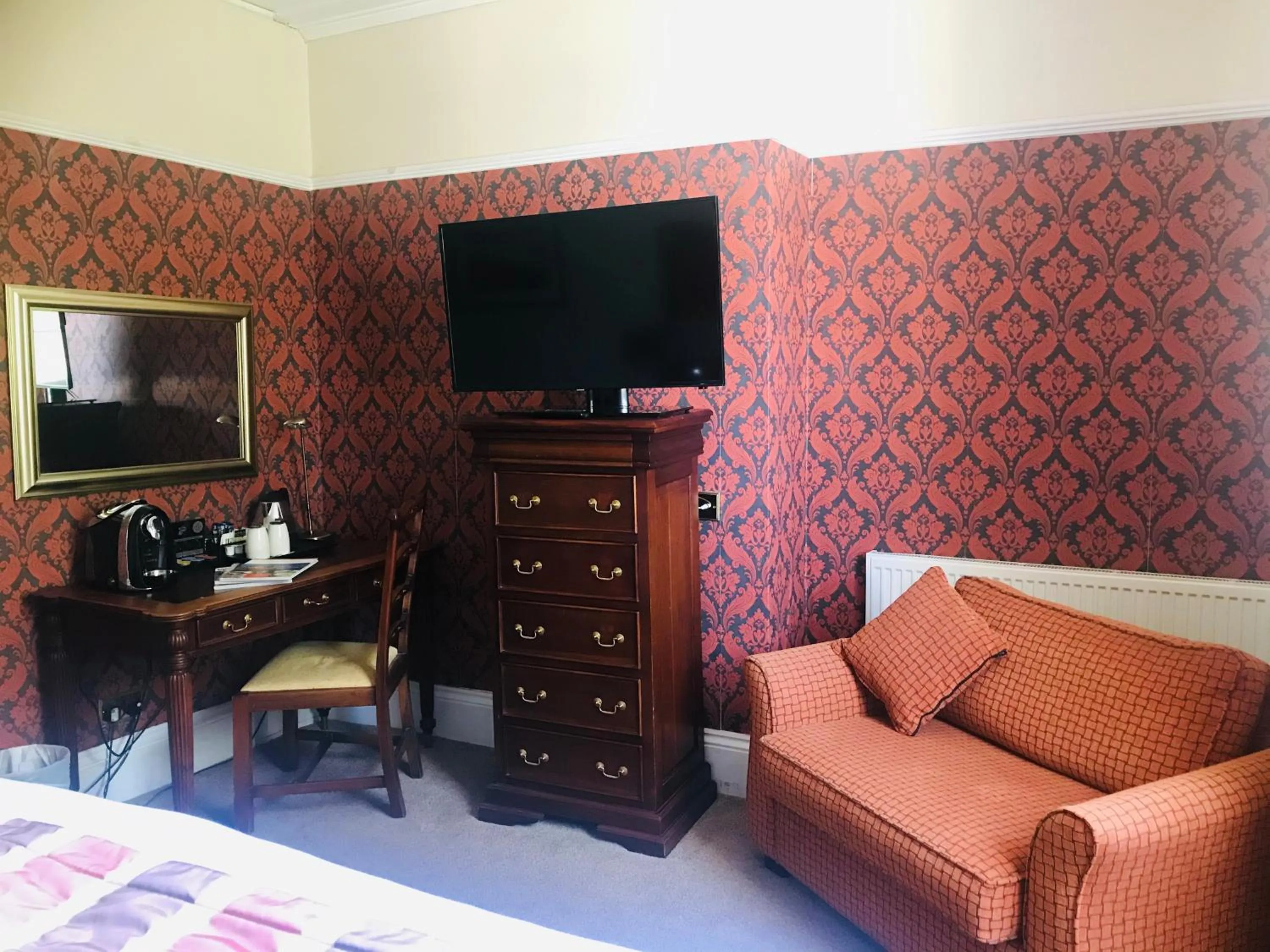 Bedroom, Bed in Clarence Court Hotel