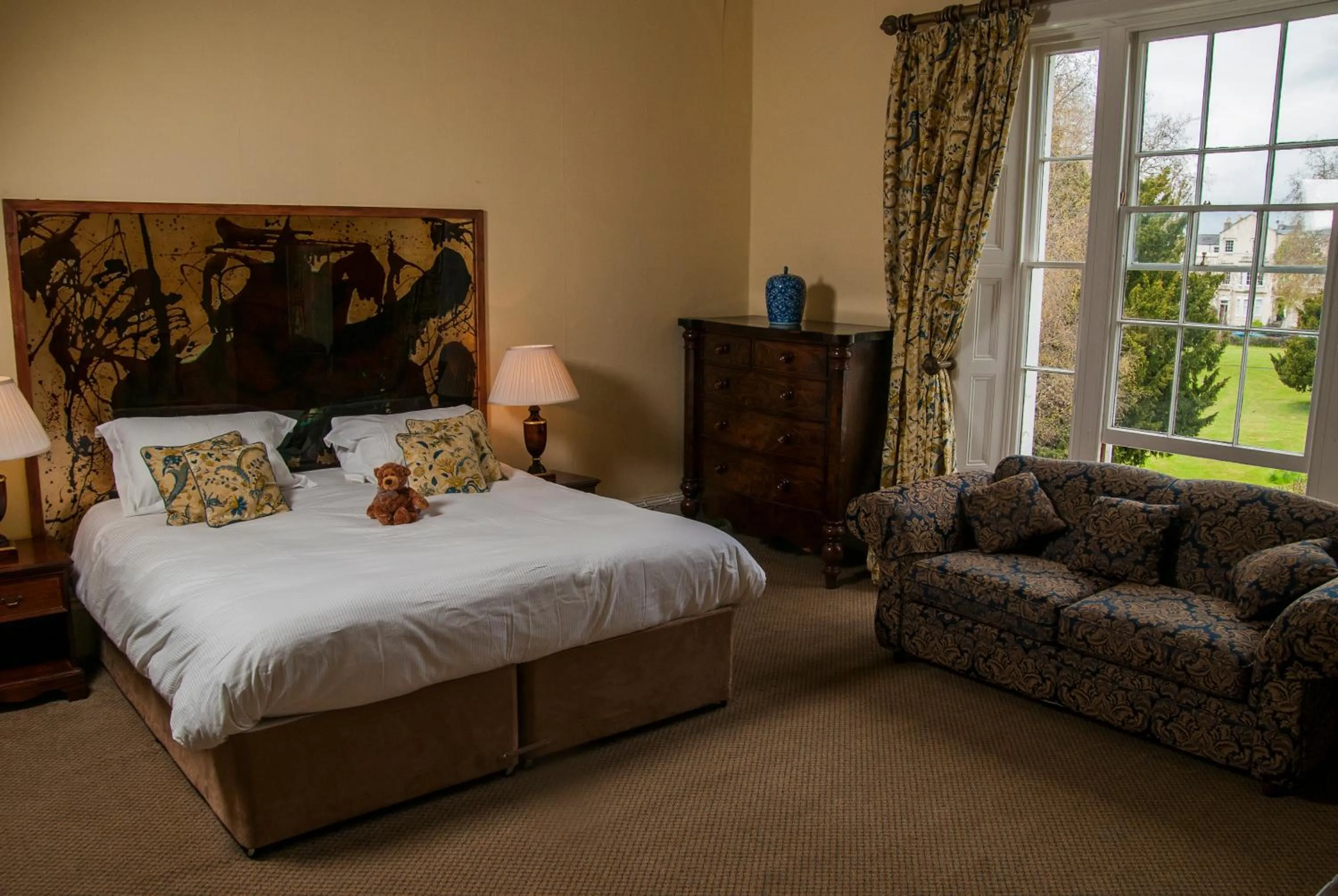 Photo of the whole room, Bed in Clarence Court Hotel