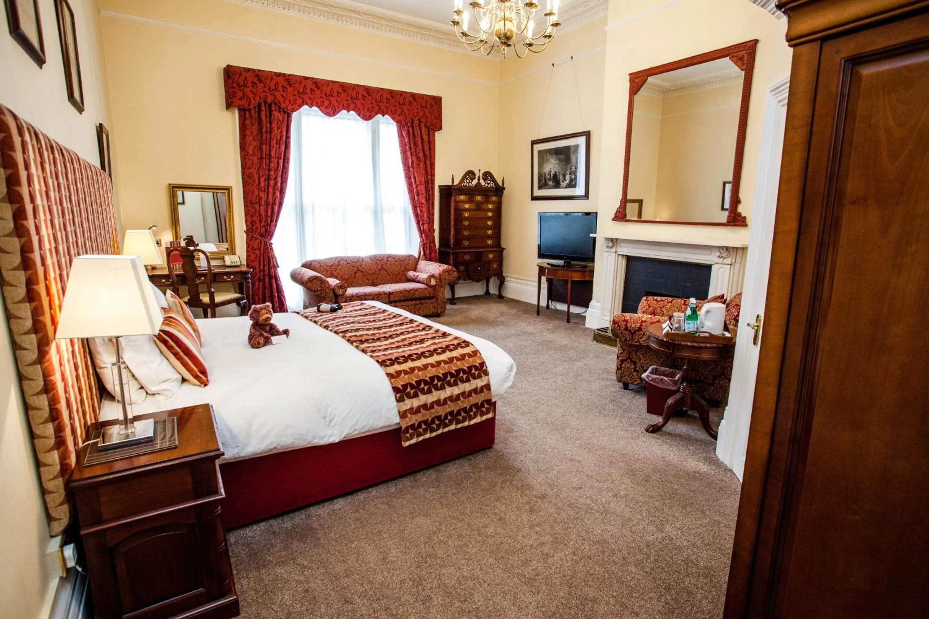 Photo of the whole room, Bed in Clarence Court Hotel