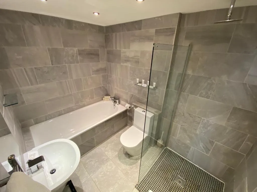 Shower in Clarence Court Hotel