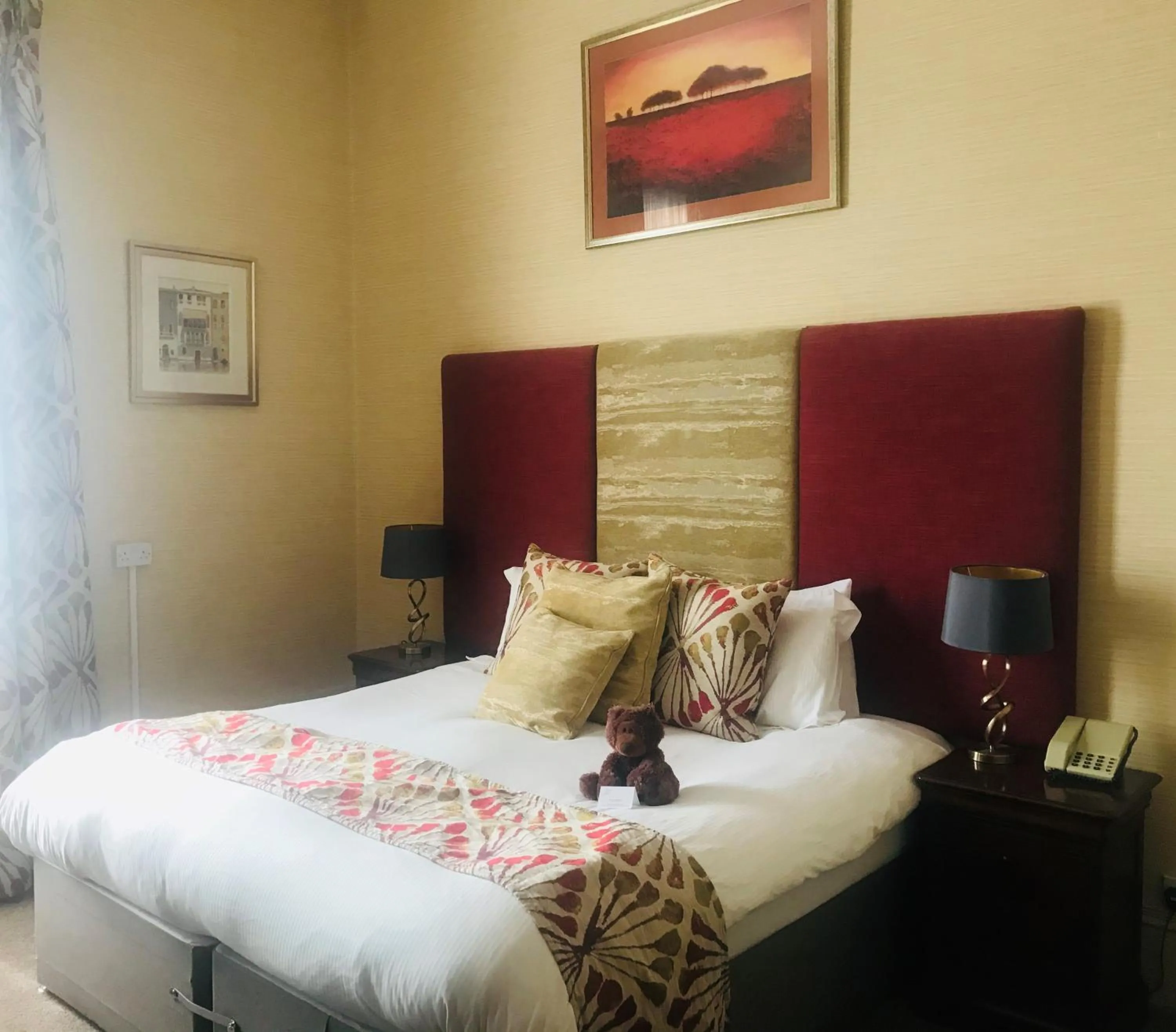 Bedroom, Bed in Clarence Court Hotel