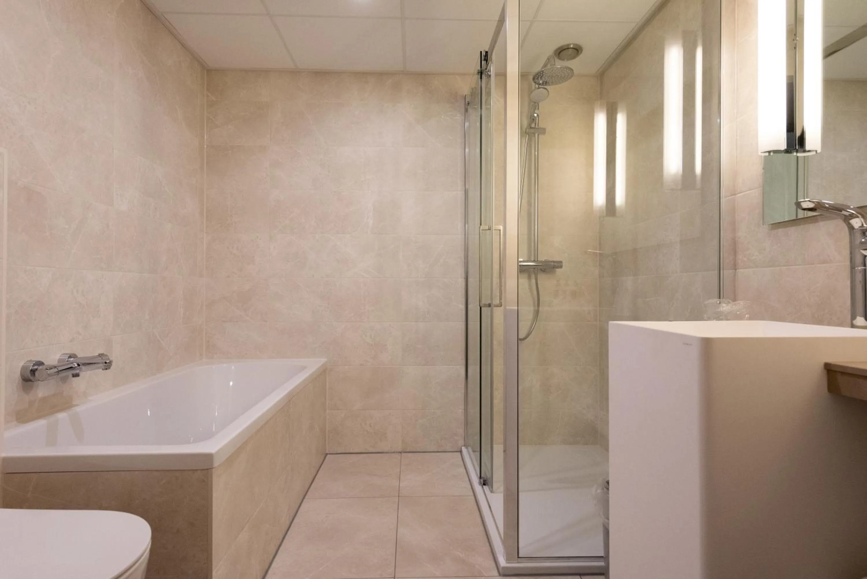 Shower in WestCord Strandhotel Seeduyn