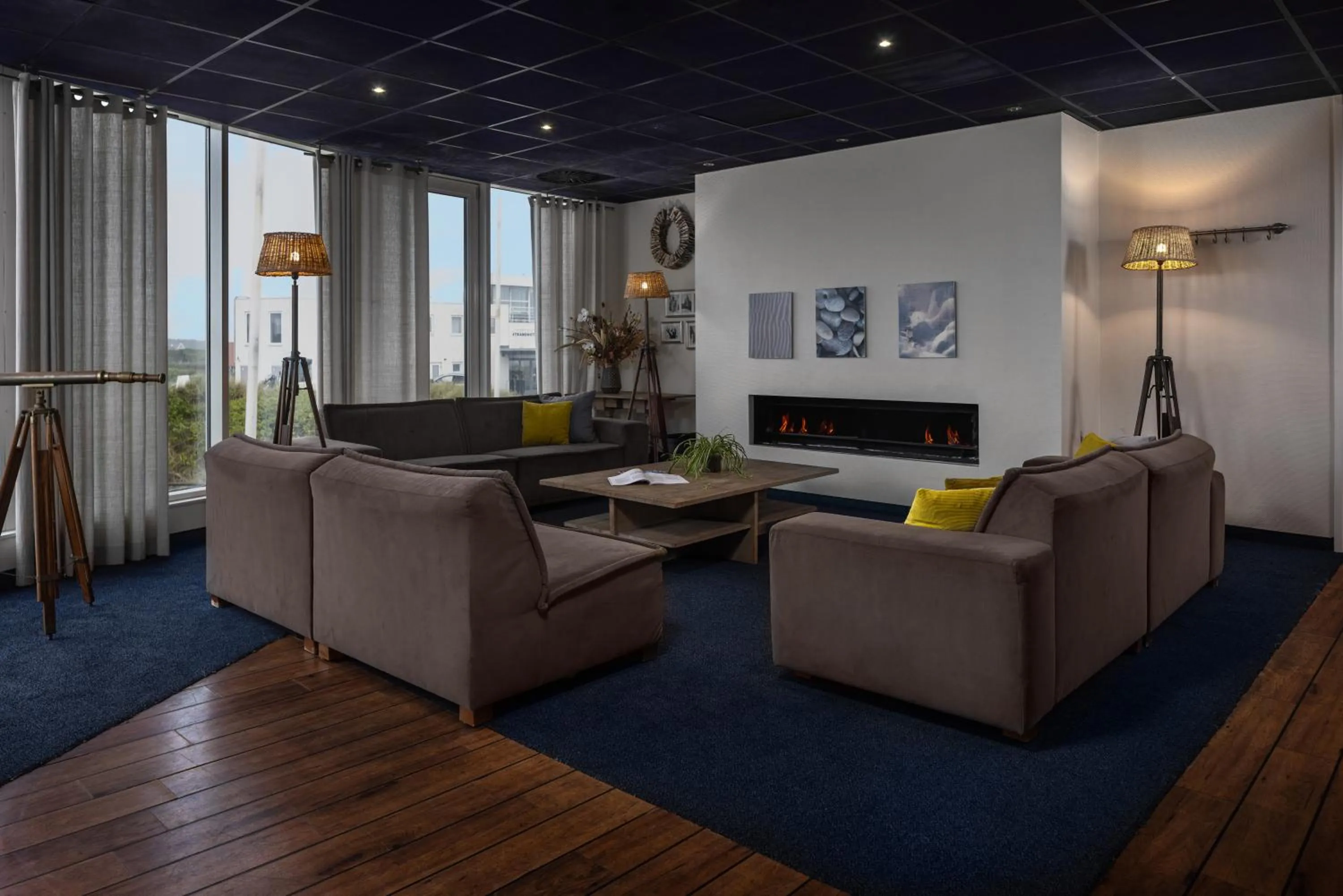 Communal lounge/ TV room in WestCord Strandhotel Seeduyn