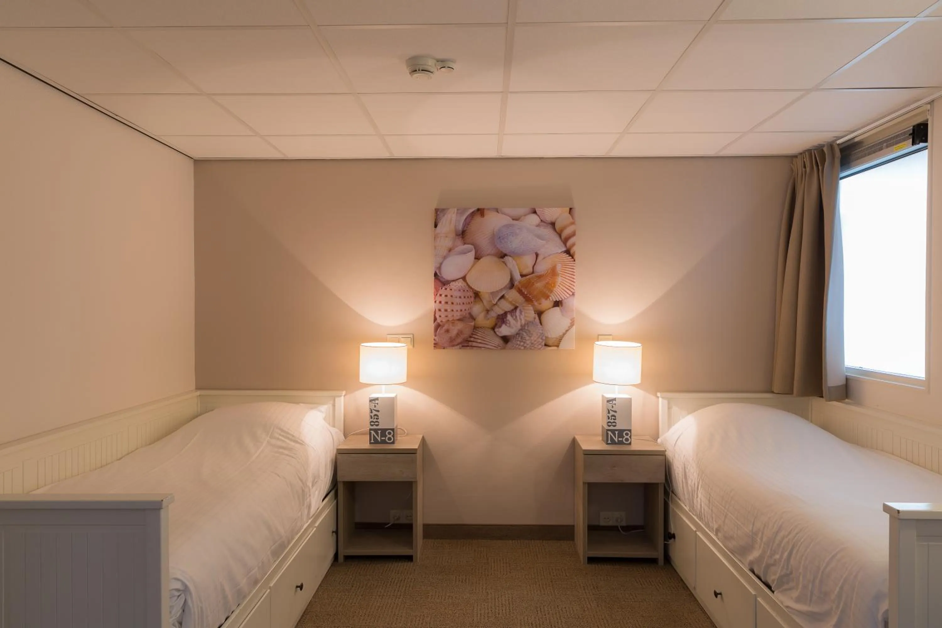 Bedroom, Bed in WestCord Strandhotel Seeduyn