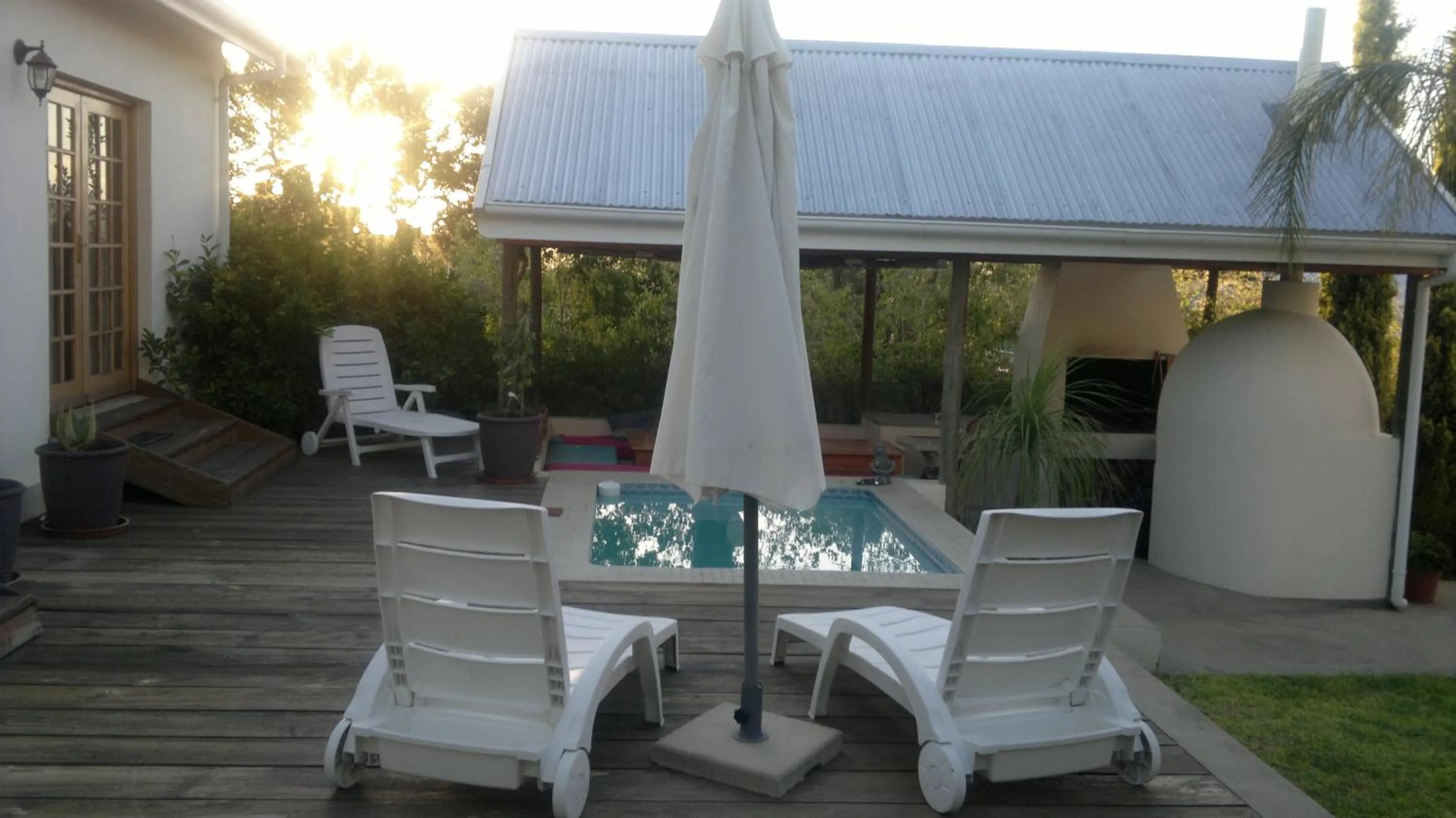 BBQ facilities in Oasis Shanti Backpackers