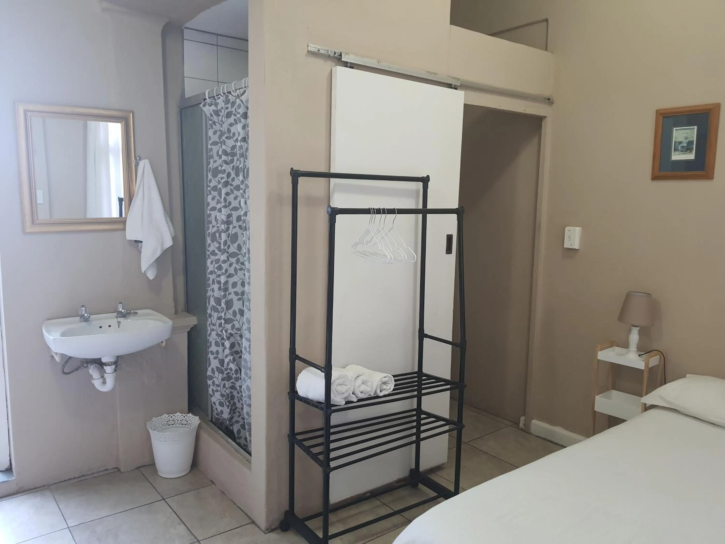 Bathroom, Bed in Oasis Shanti Backpackers