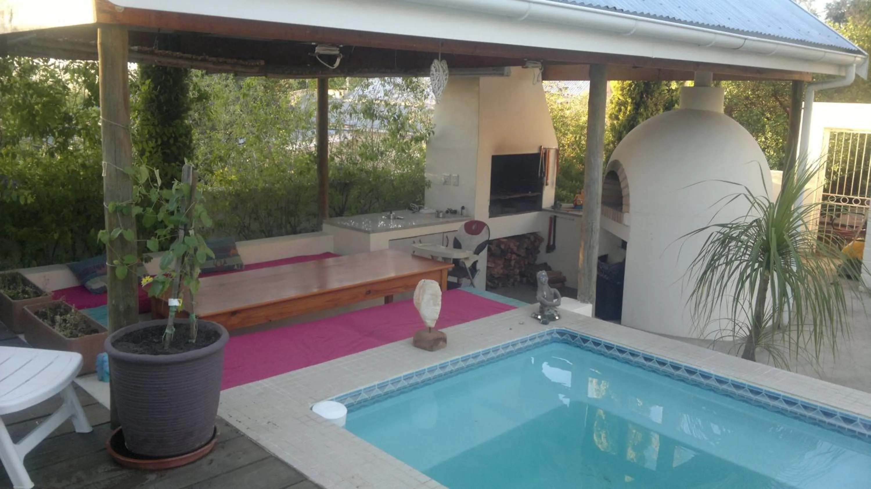 BBQ facilities in Oasis Shanti Backpackers