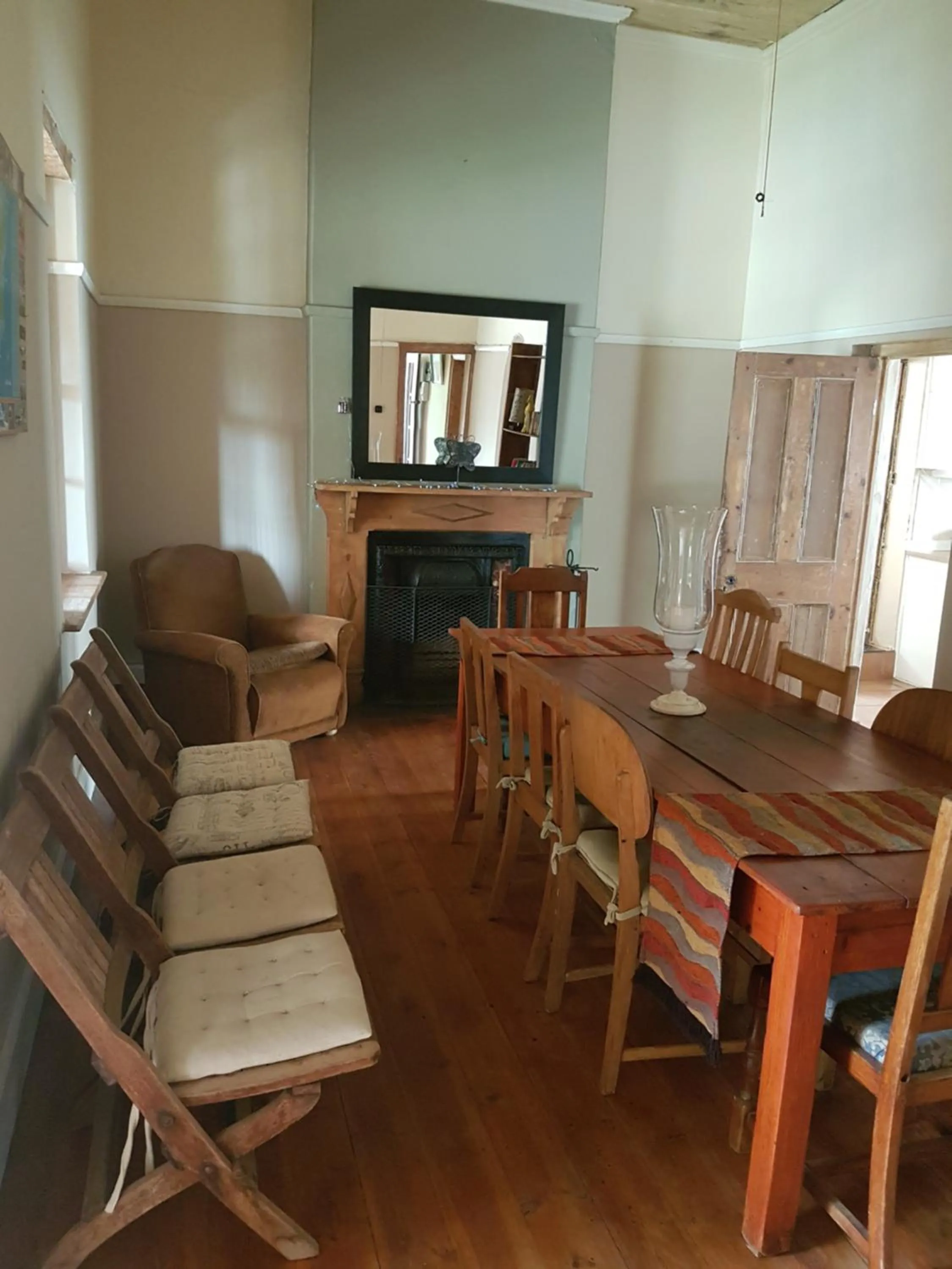 Communal lounge/ TV room in Oasis Shanti Backpackers