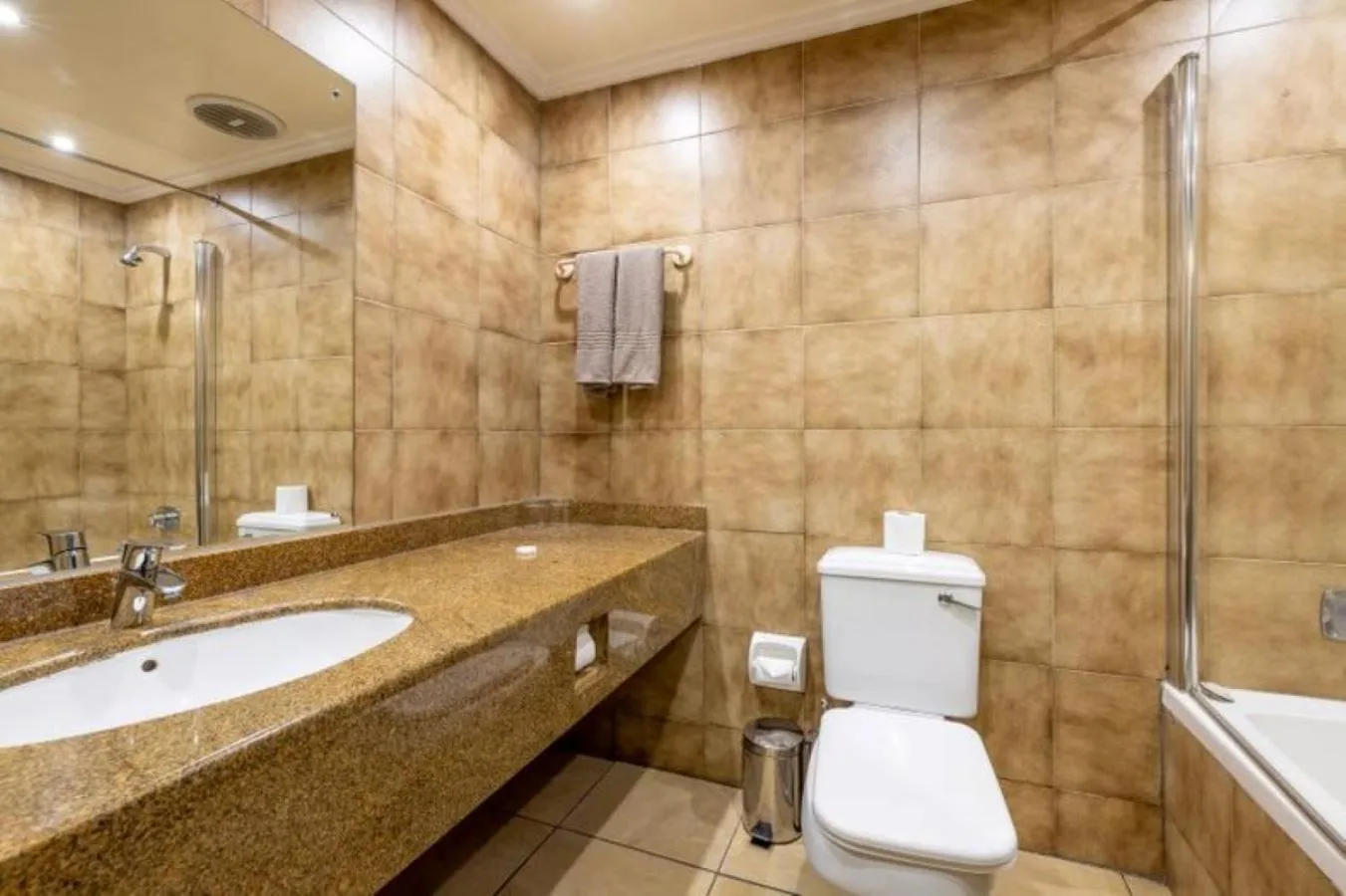 Bathroom in Sanbonani Hotel