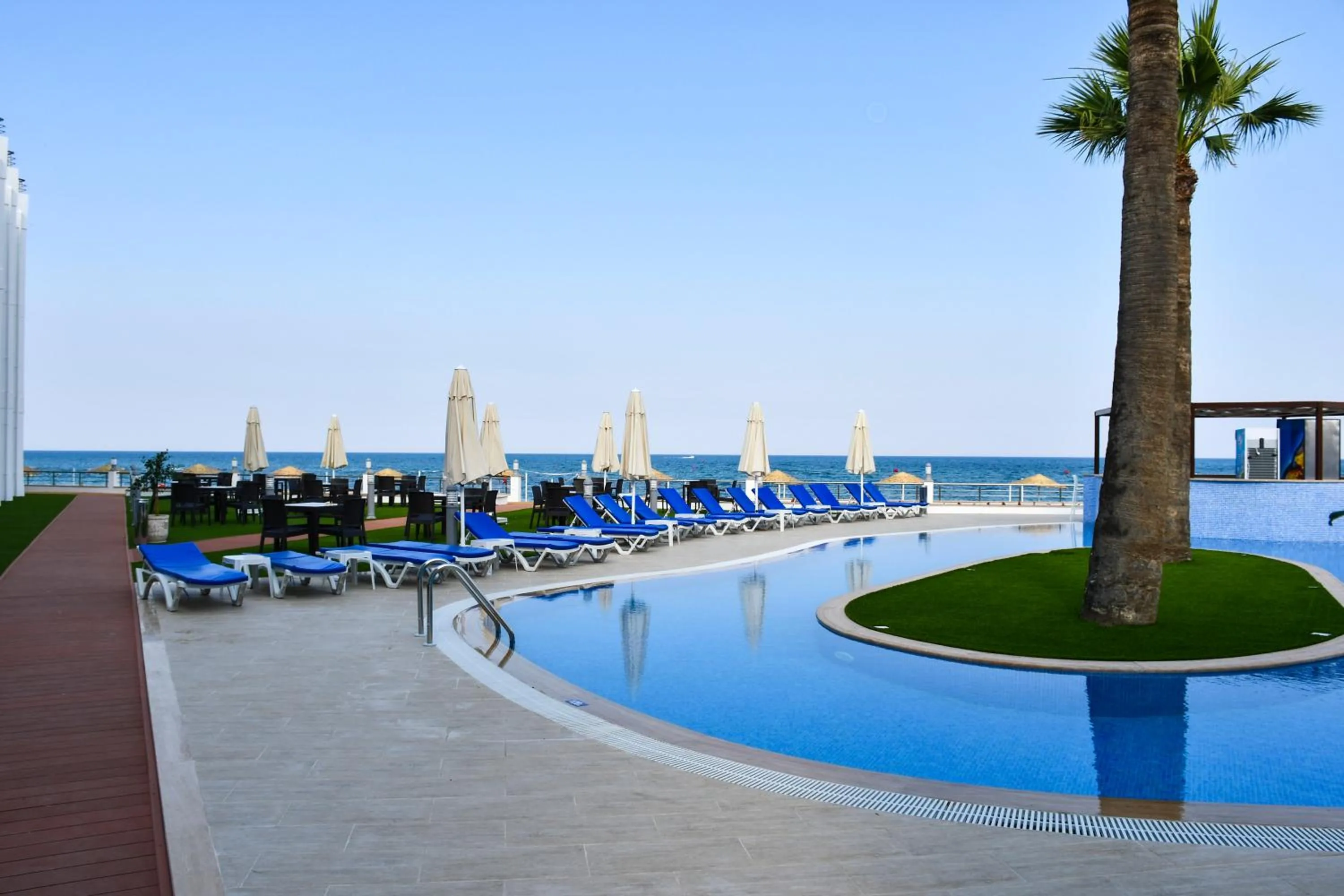 Swimming pool in Mimoza Beach Hotel
