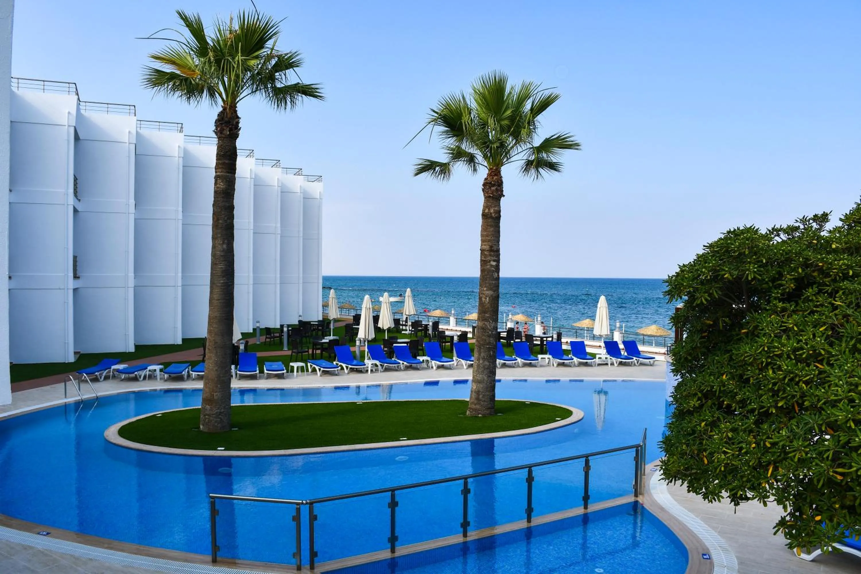 Swimming pool in Mimoza Beach Hotel