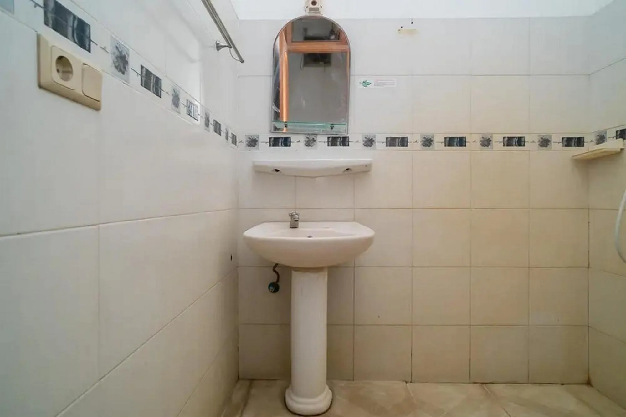 Bathroom in Puri Saras Bintaro Syariah Mitra RedDoorz