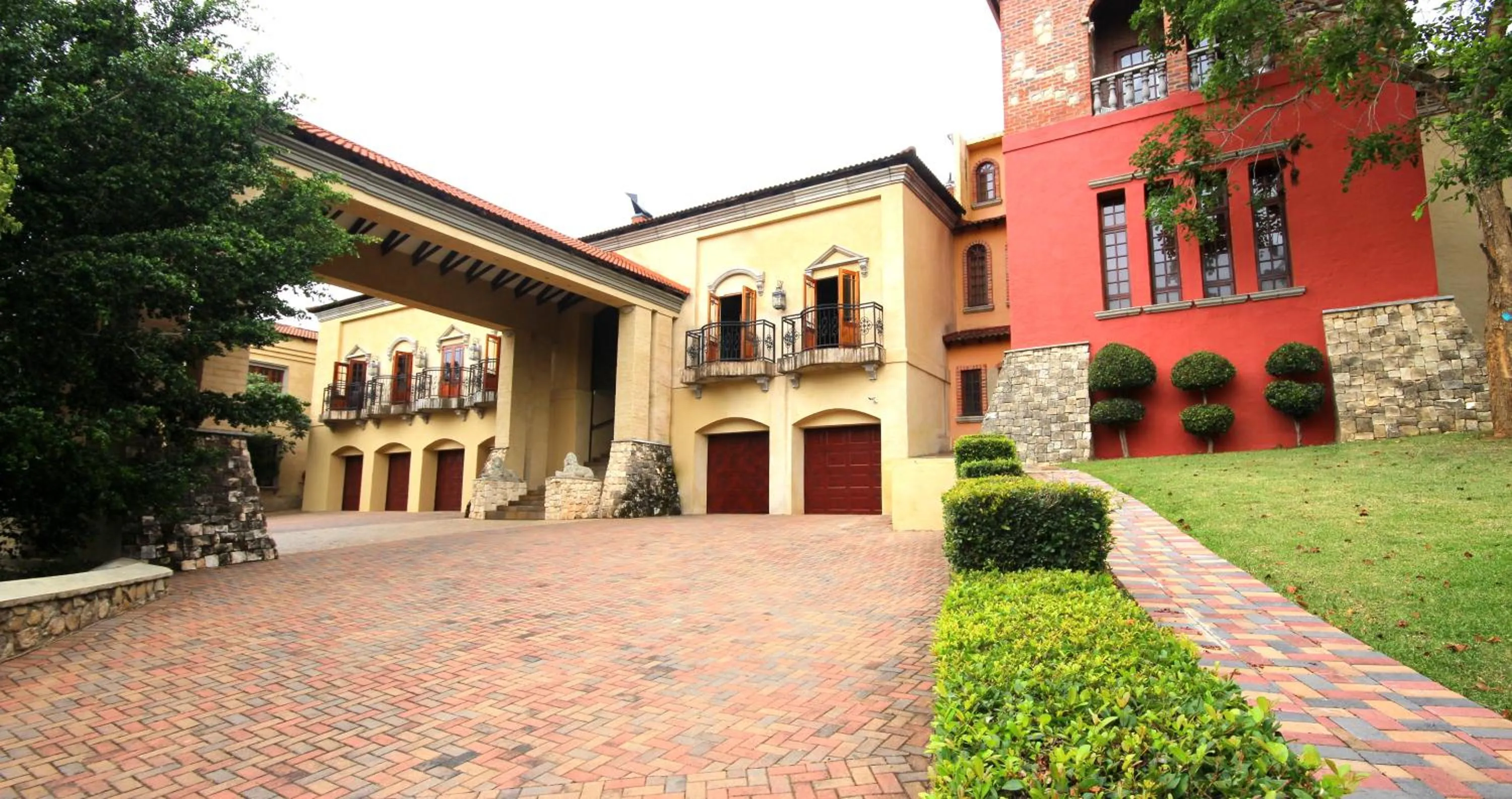 Property building in La Villa Vita