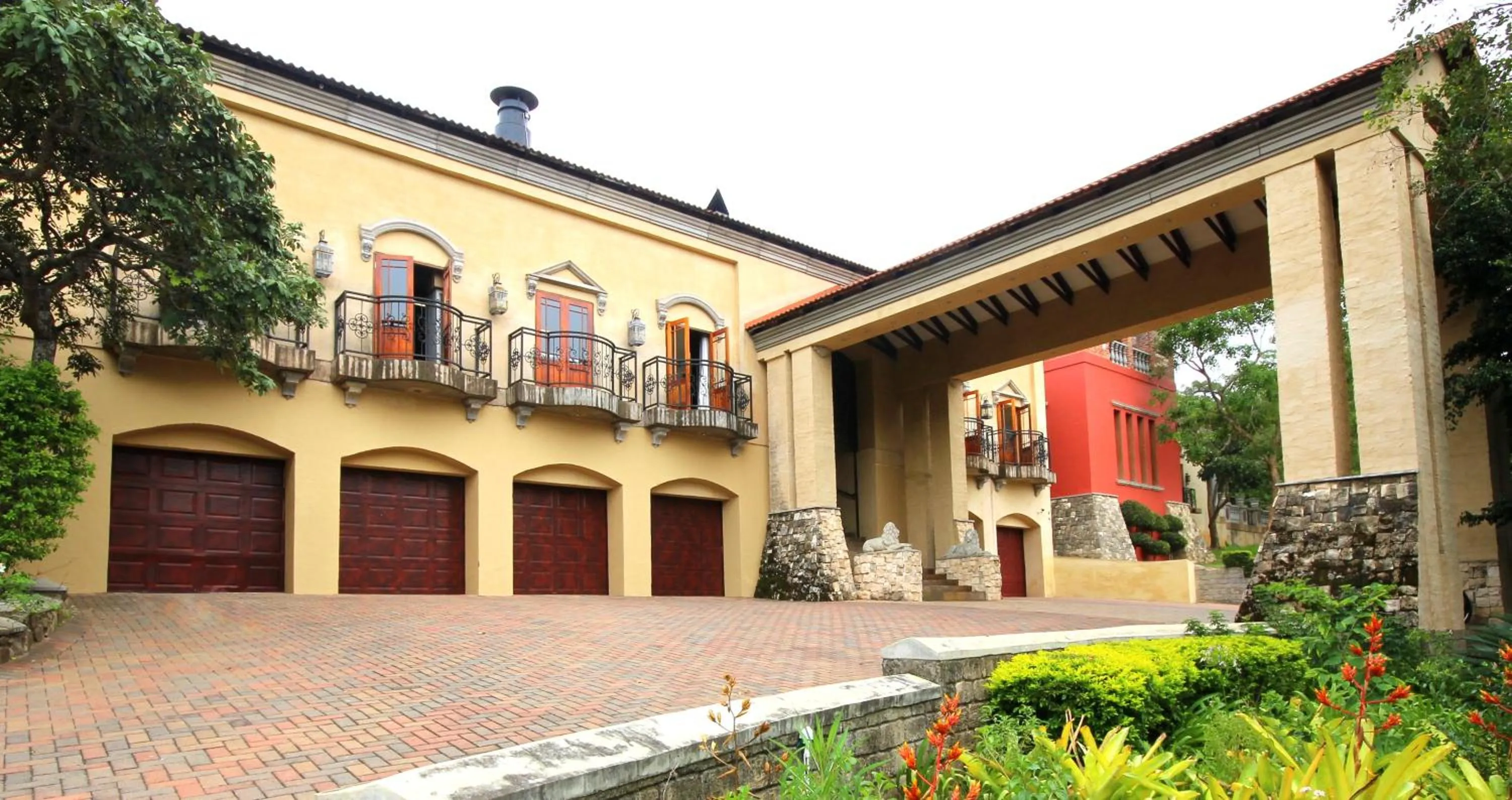 Property building in La Villa Vita