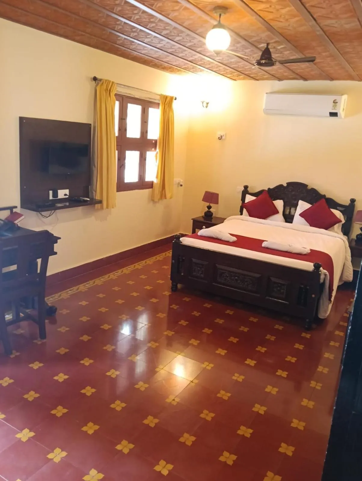 Bed in CHETTINAD HERITAGE WELLNESS RESORTS