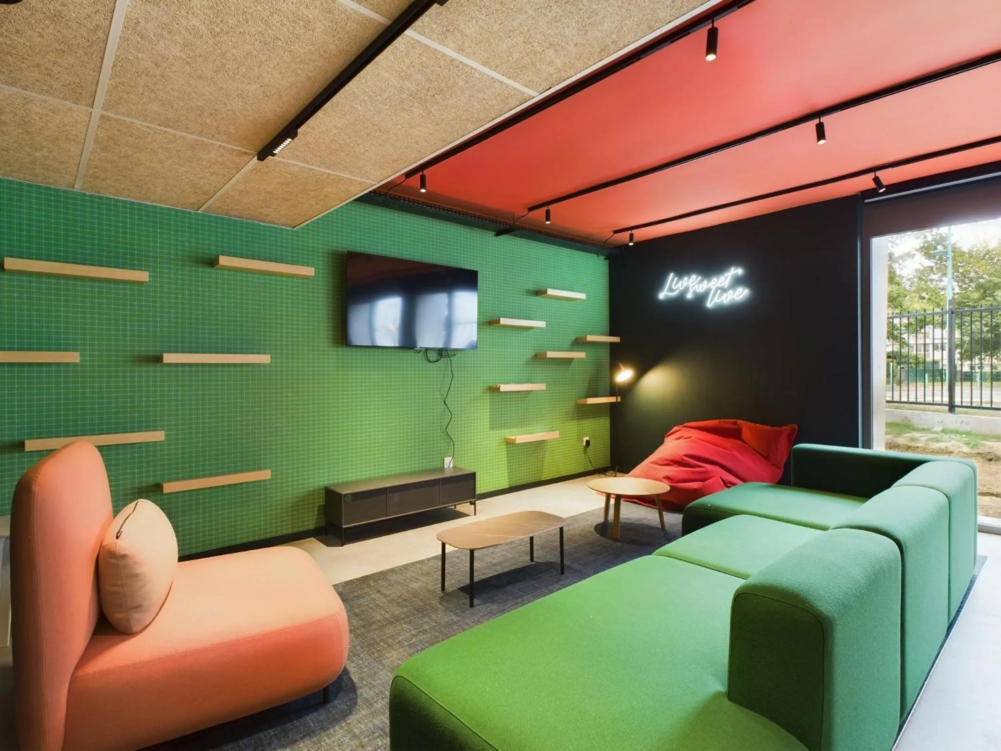 Communal lounge/ TV room in Hife Gentilly Paris Sud Porte d'Italie