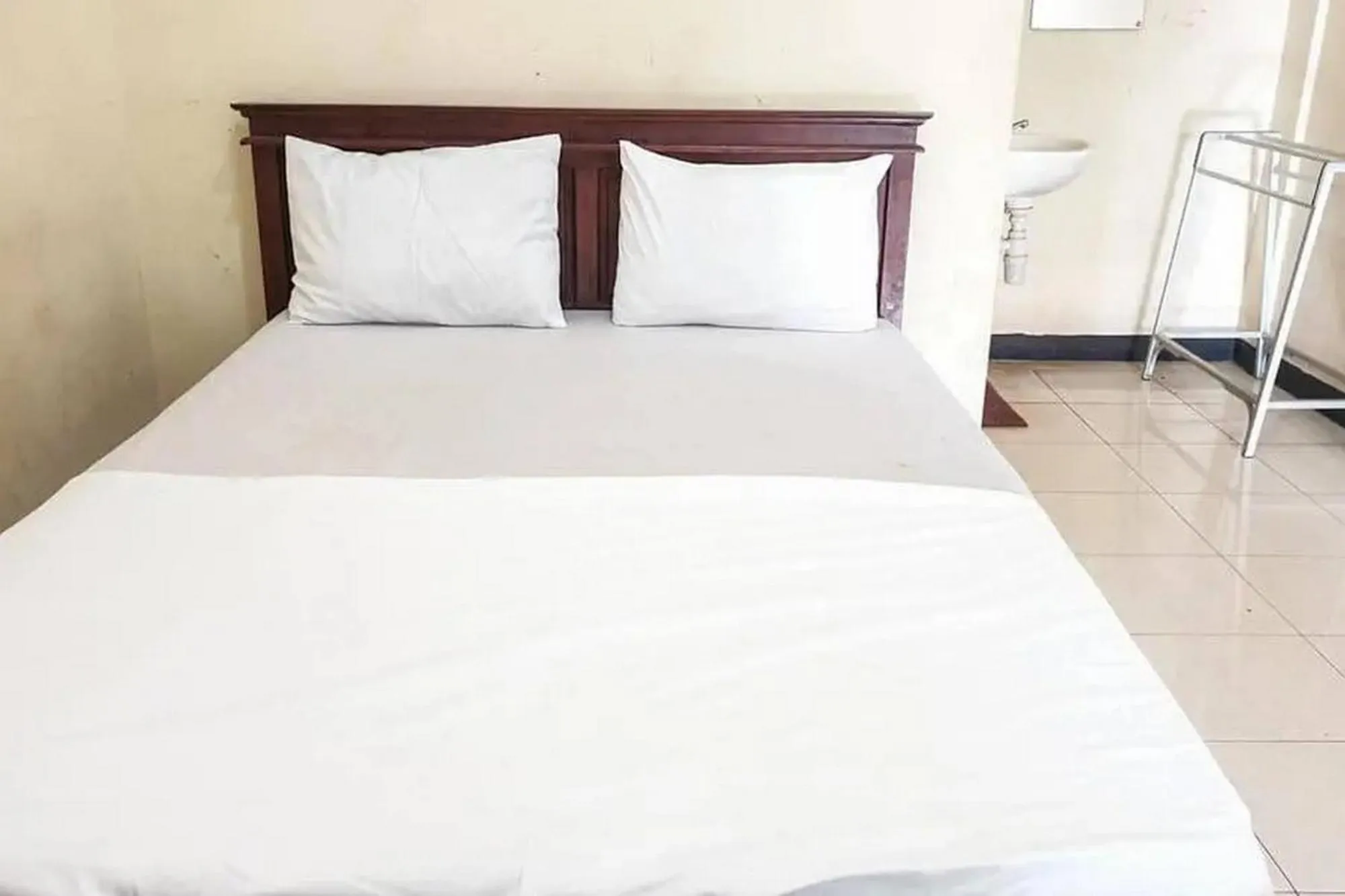 Bed in Penginapan Sinar Harapan near GOR Mastrip Probolinggo