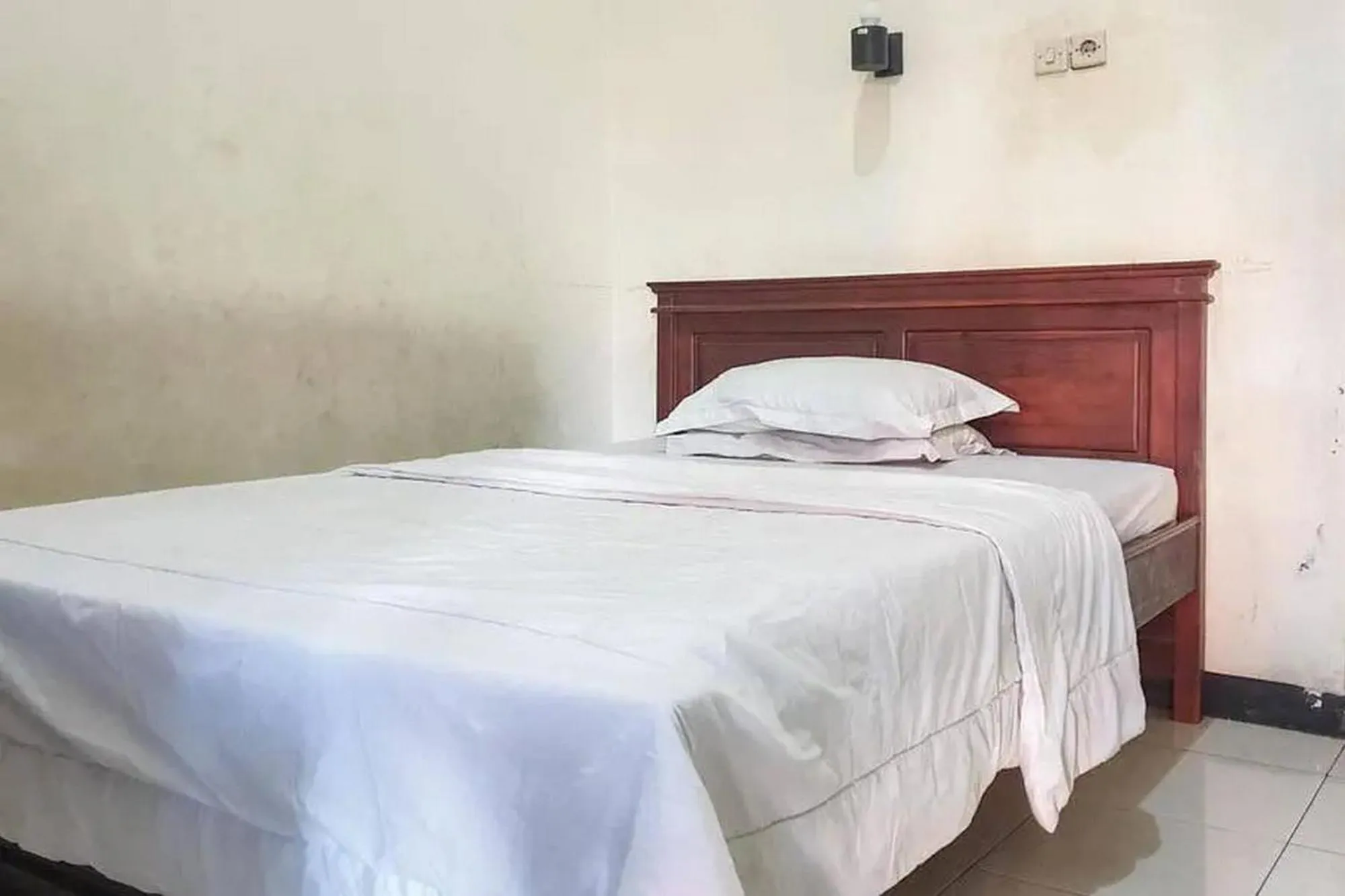 Bed in Penginapan Sinar Harapan near GOR Mastrip Probolinggo