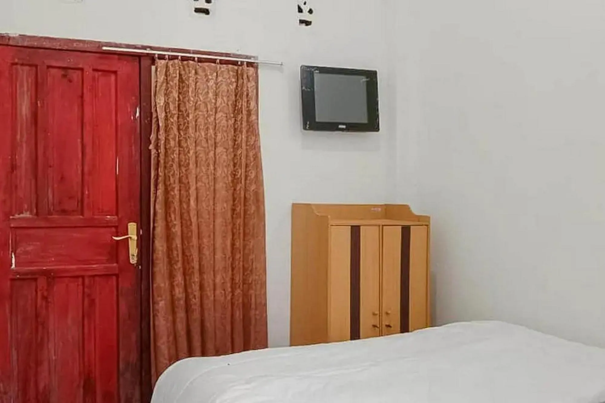 TV and multimedia, Bed in Homestay Cantika Koto Tengah RedPartner