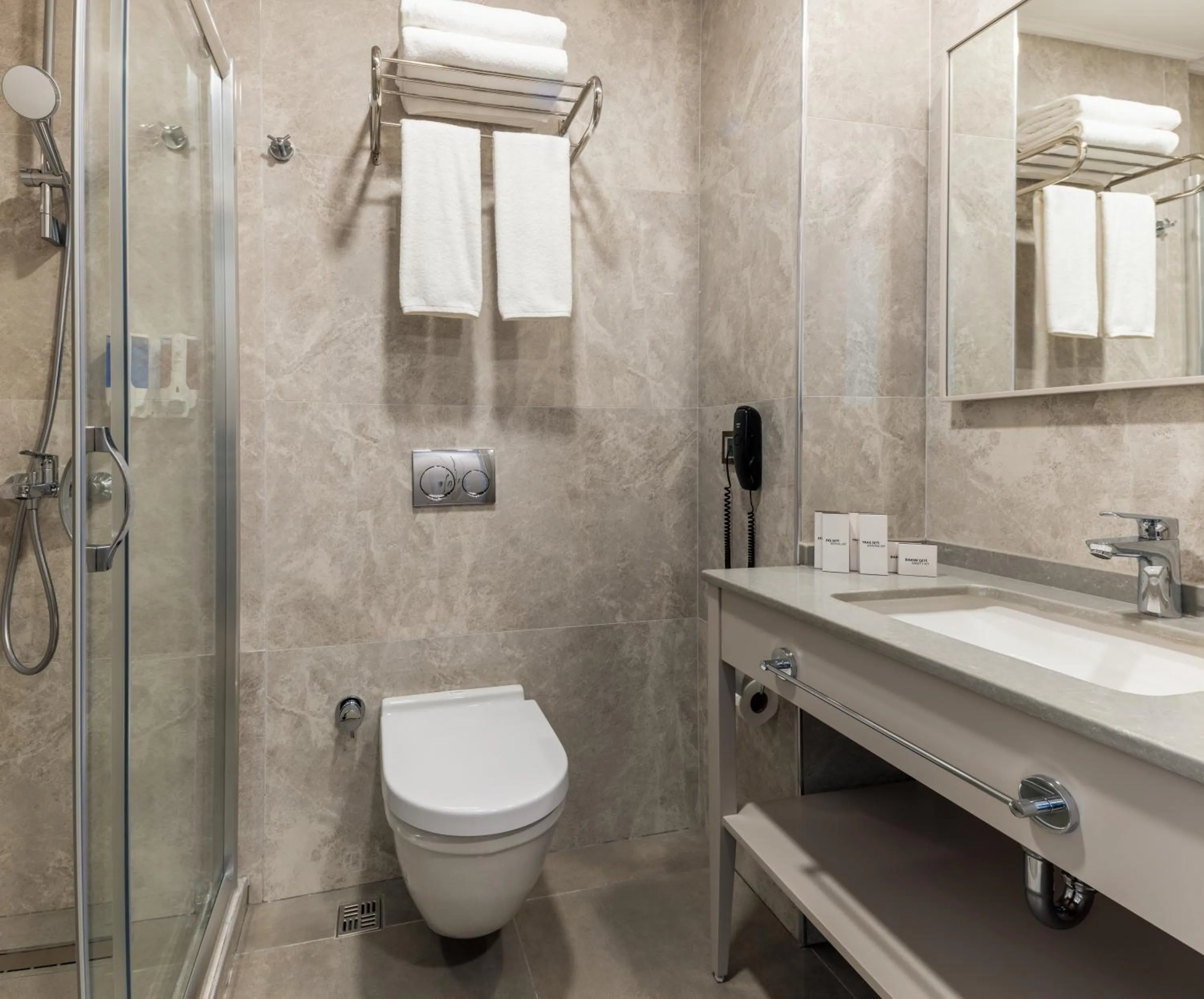 Shower in Carina Gold Hotel And Restaurant