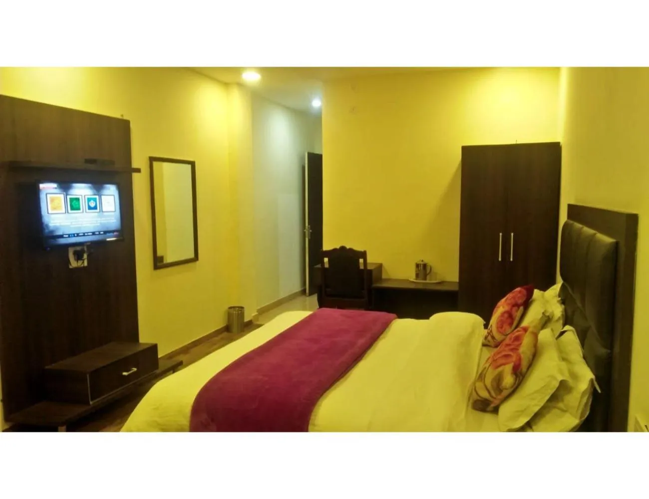 Communal lounge/ TV room, Bed in Shining Star Resort, Khajjiar