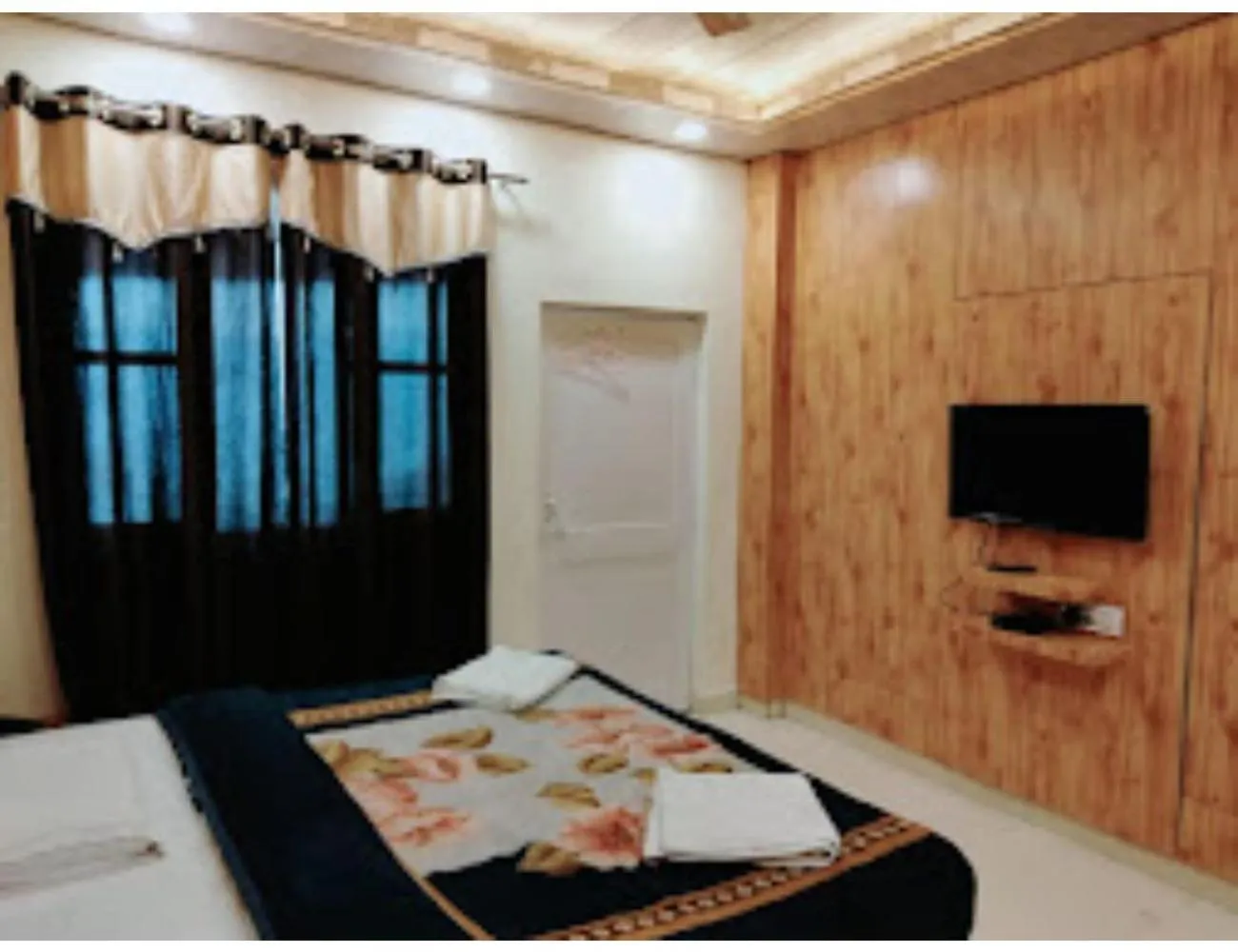 Communal lounge/ TV room, Bed in Shining Star Resort, Khajjiar