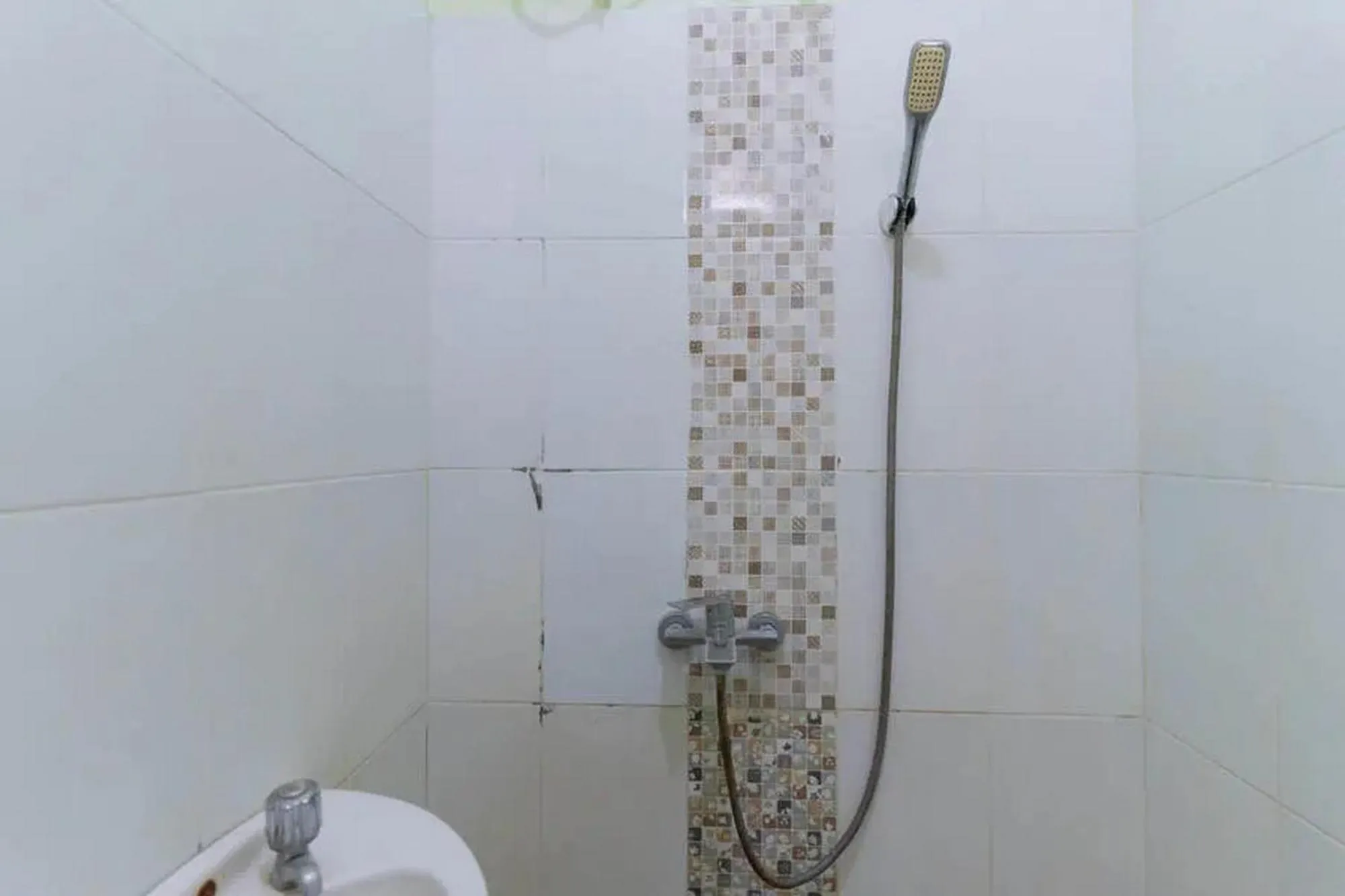 Shower in Kostawira Syariah Bintaro Mitra RedDoorz