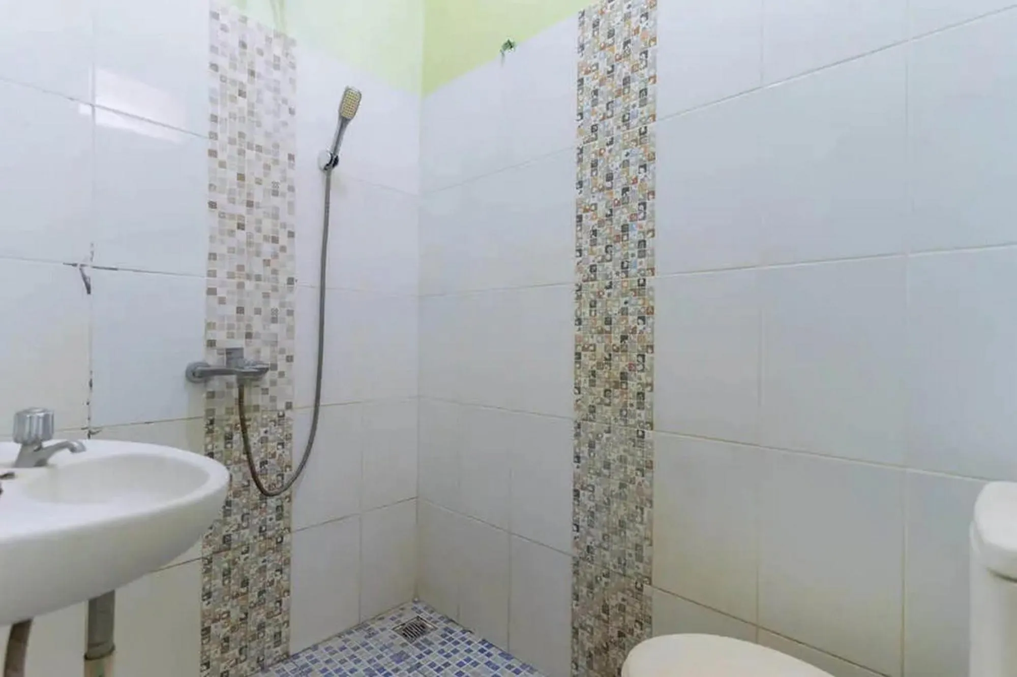 Shower in Kostawira Syariah Bintaro Mitra RedDoorz