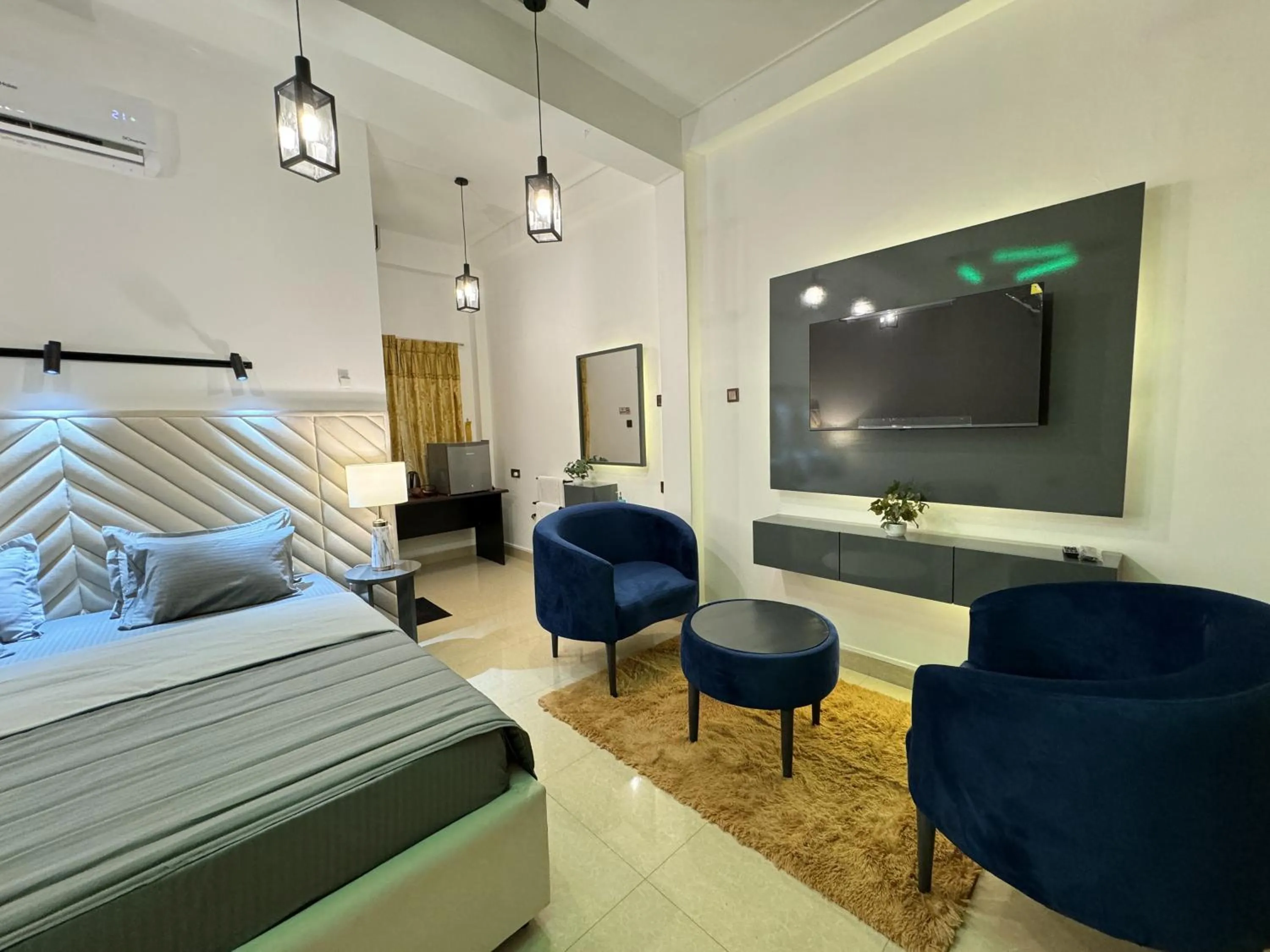 TV and multimedia, Bed in Holiday Homes Guest Inn - Ella