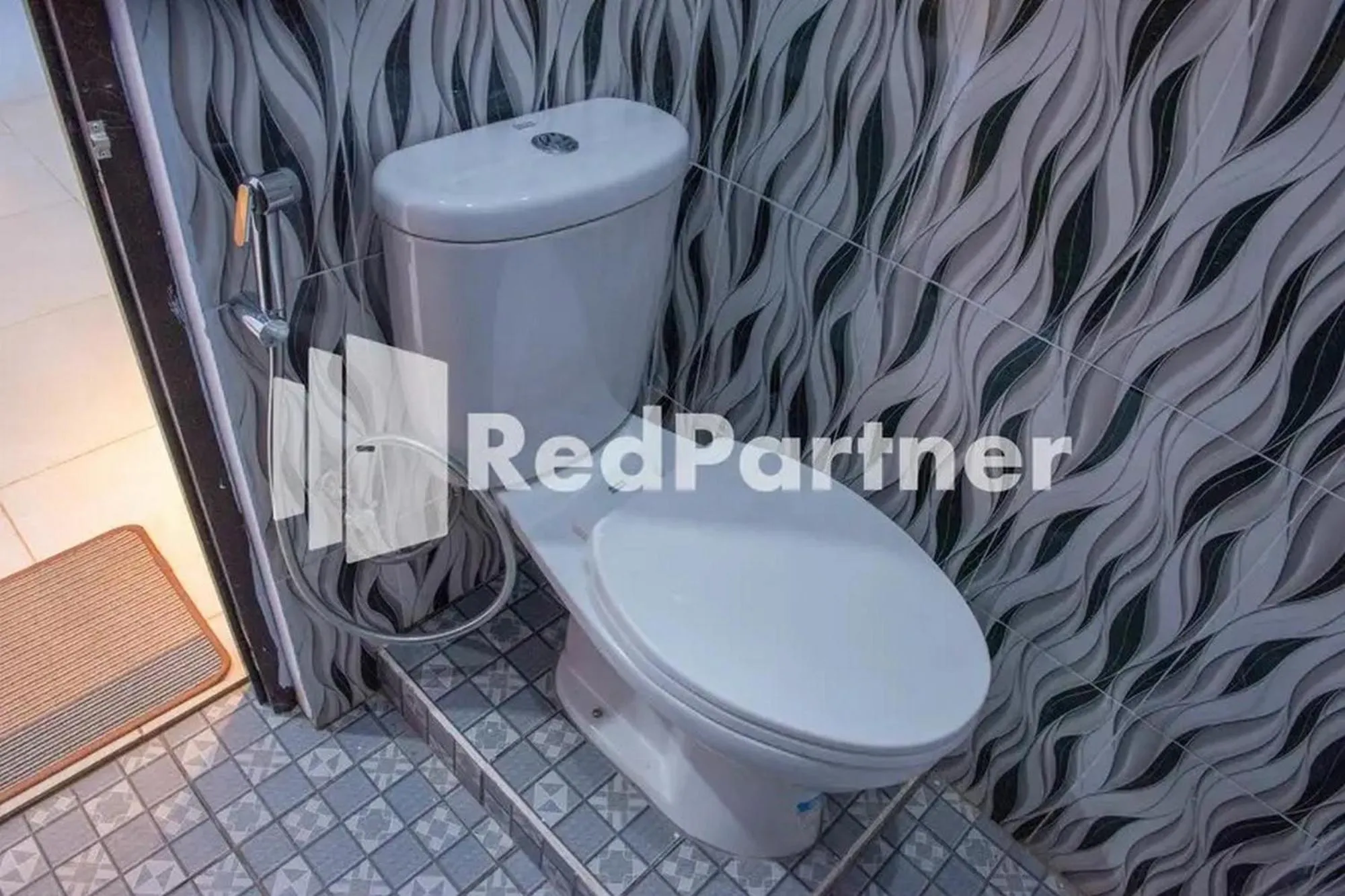 Toilet in Hotel Rai's Palopo Exclusive Mitra RedDoorz