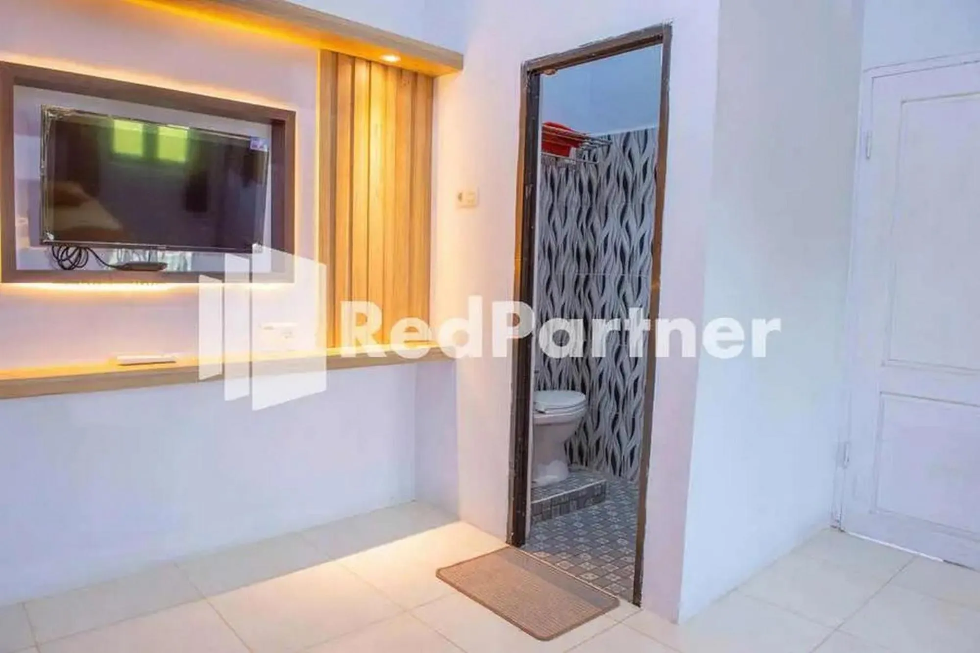 TV and multimedia in Hotel Rai's Palopo Exclusive Mitra RedDoorz