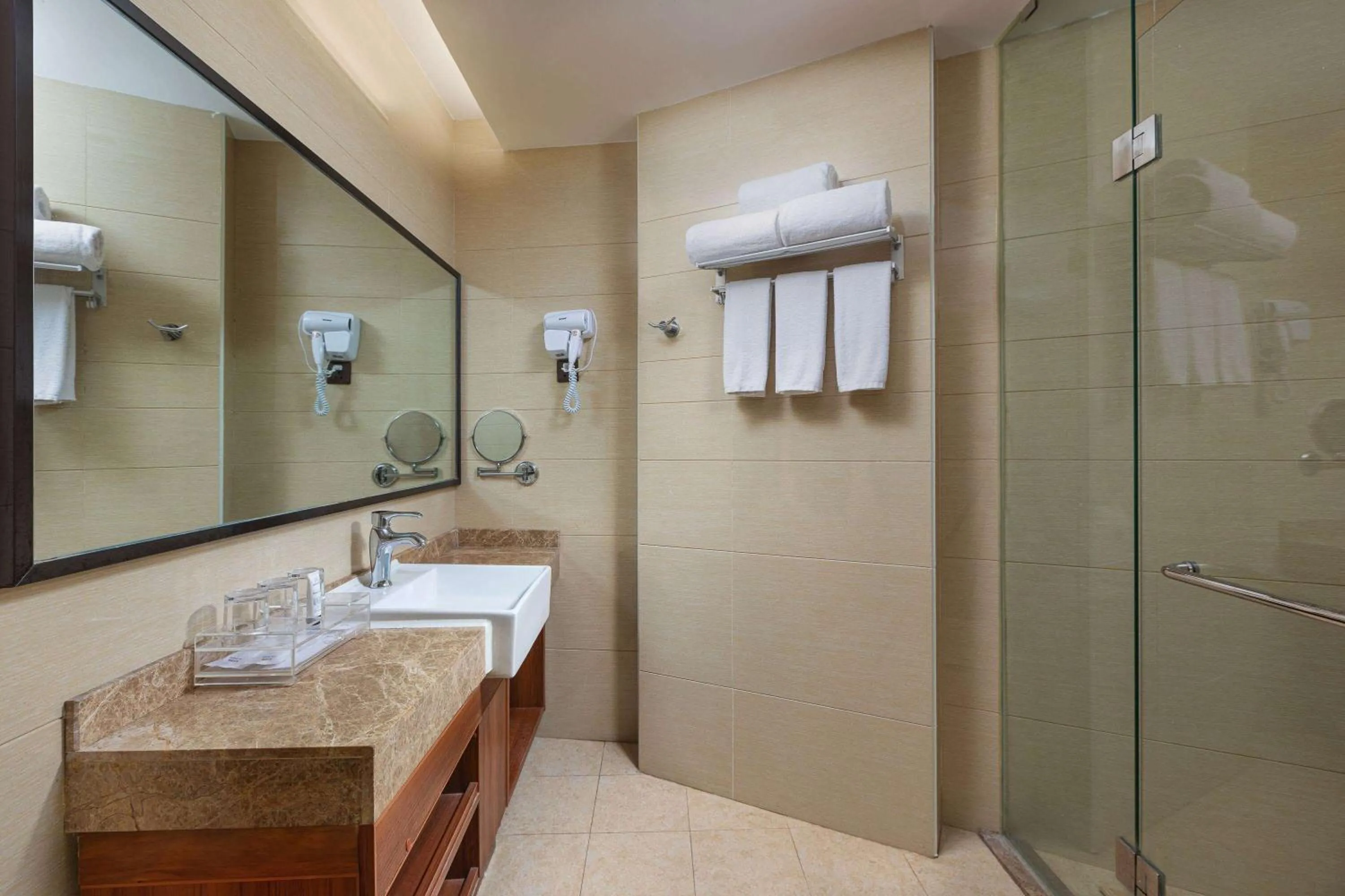 TV and multimedia, Bathroom in Days Hotel by Wyndham Dali High-speed Railway Station